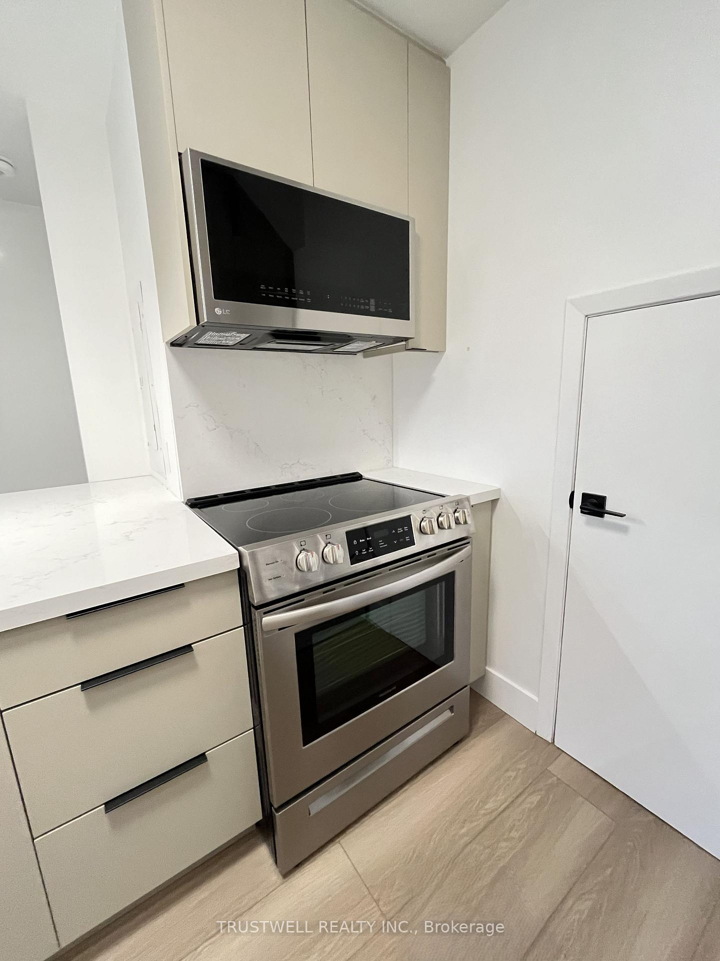 Photo 8 of Unit Unit B, 909 Millwood Road, Toronto, Leaside — HOMEH