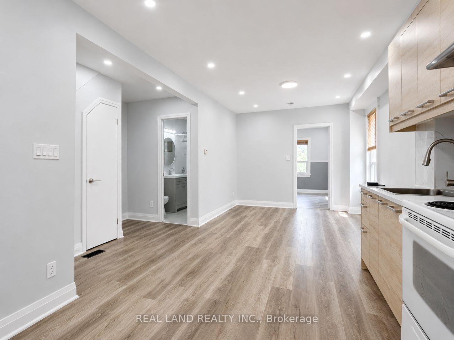 Photo 3 of Unit MAIN FLOOR, 225 Coxwell Avenue, Toronto, Woodbine Corridor — HOMEH