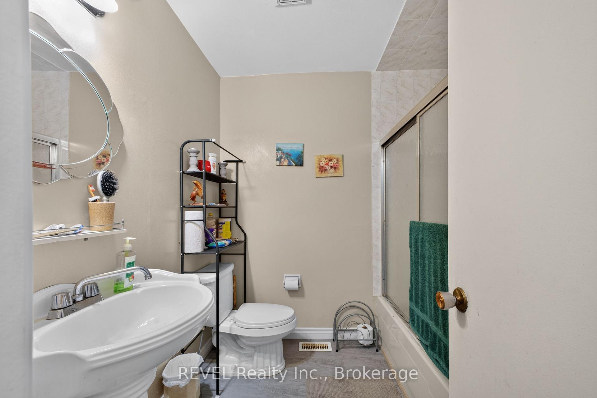 Photo 12 of 4 Kerwin Gate, St. Catharines, Lakeport — HOMEH