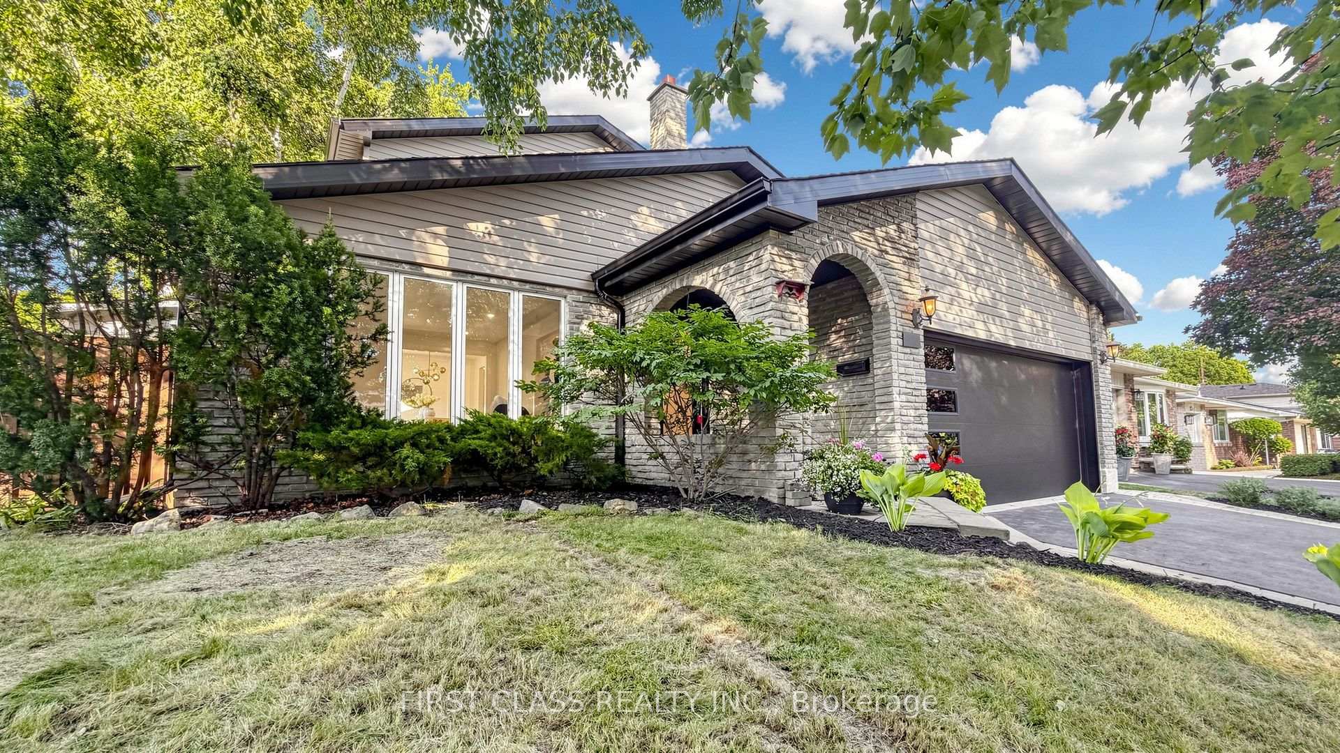 Photo 2 of 2337 Devon Road, Oakville, Ford — HOMEH