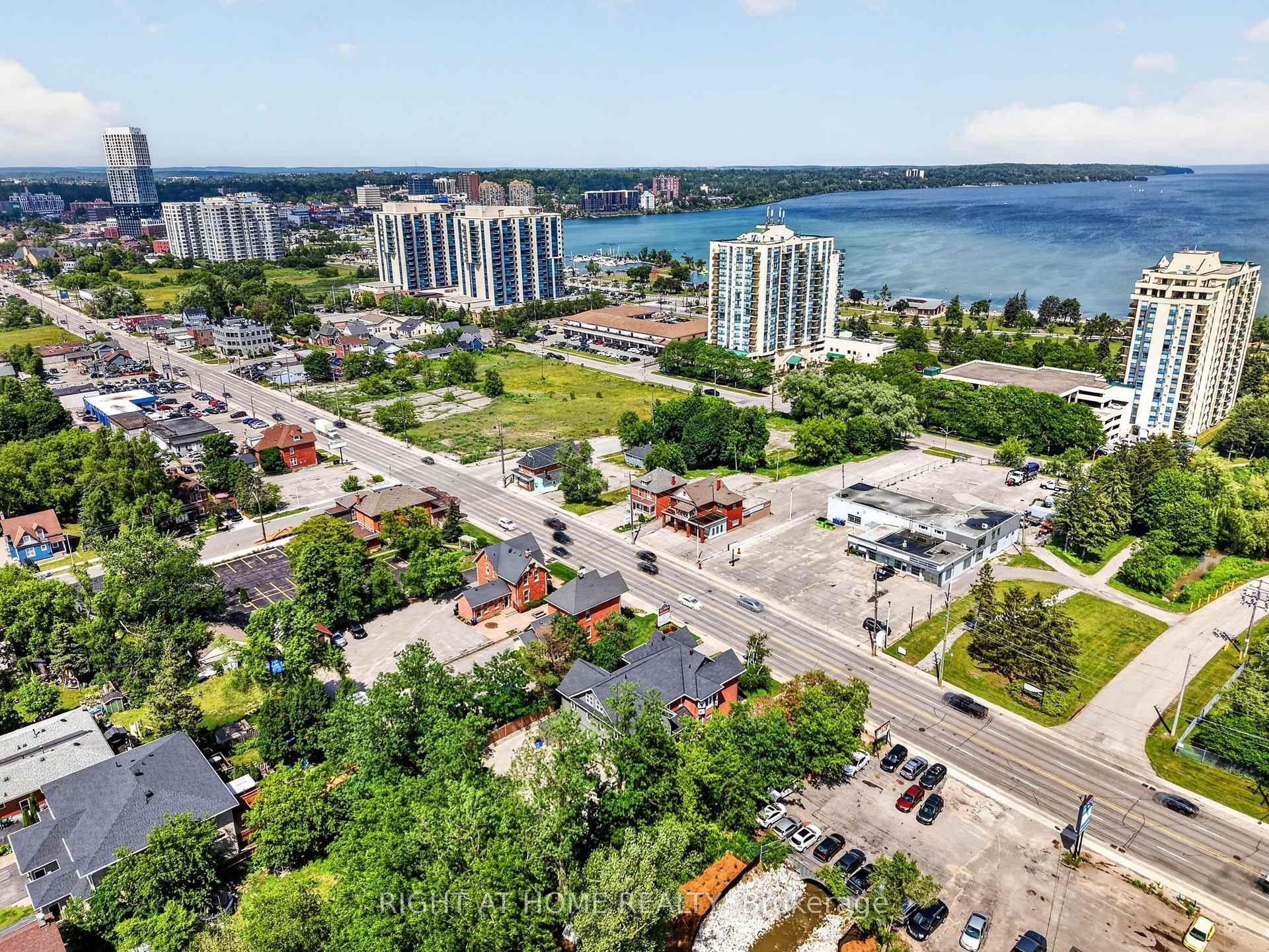 Photo 5 of Unit 204, 170 Bradford Street, Barrie, City Centre — HOMEH