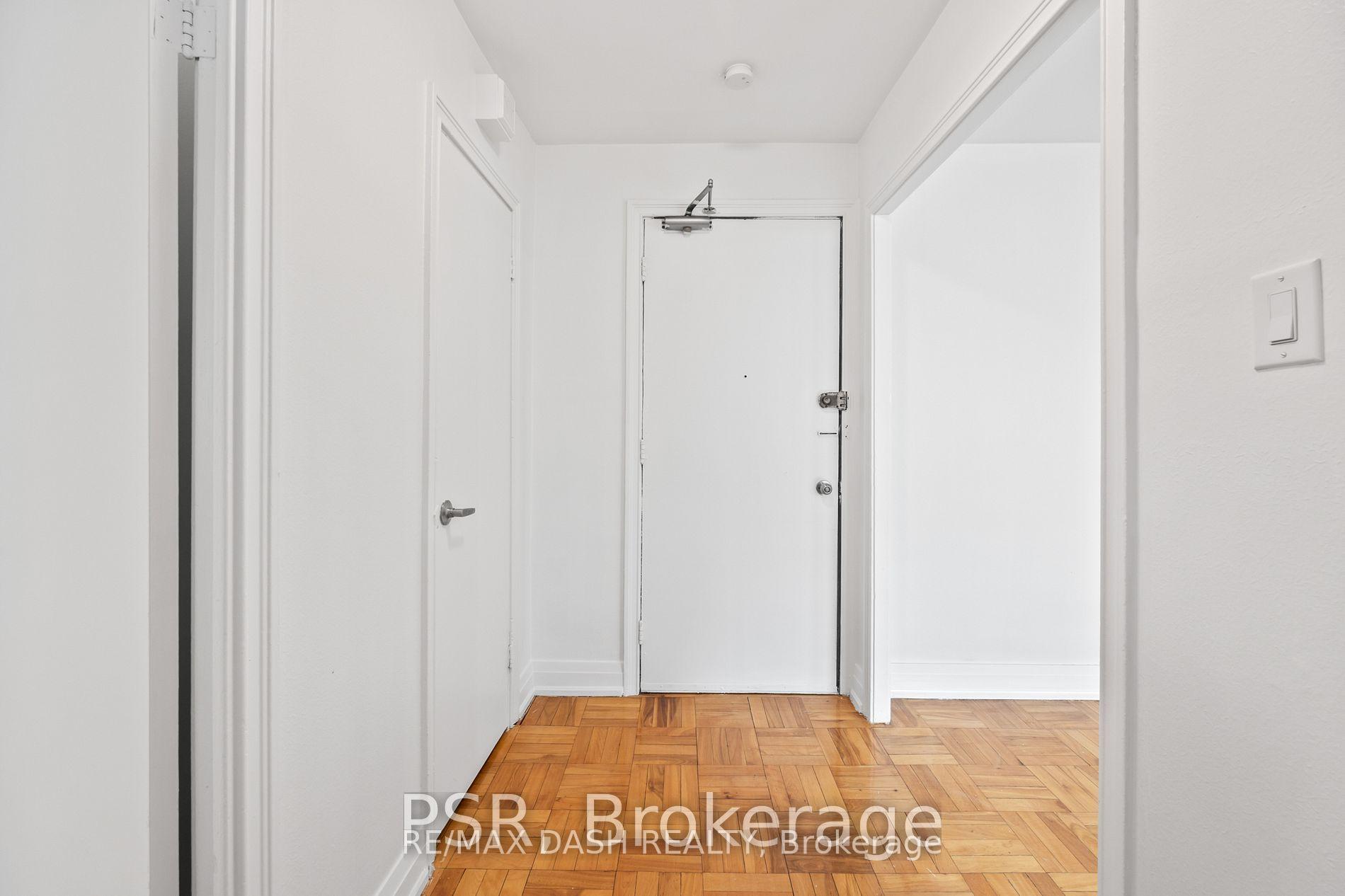 Photo 5 of Unit 18, 69 Old Mill Terrace, Etobicoke, Stonegate-Queensway — HOMEH