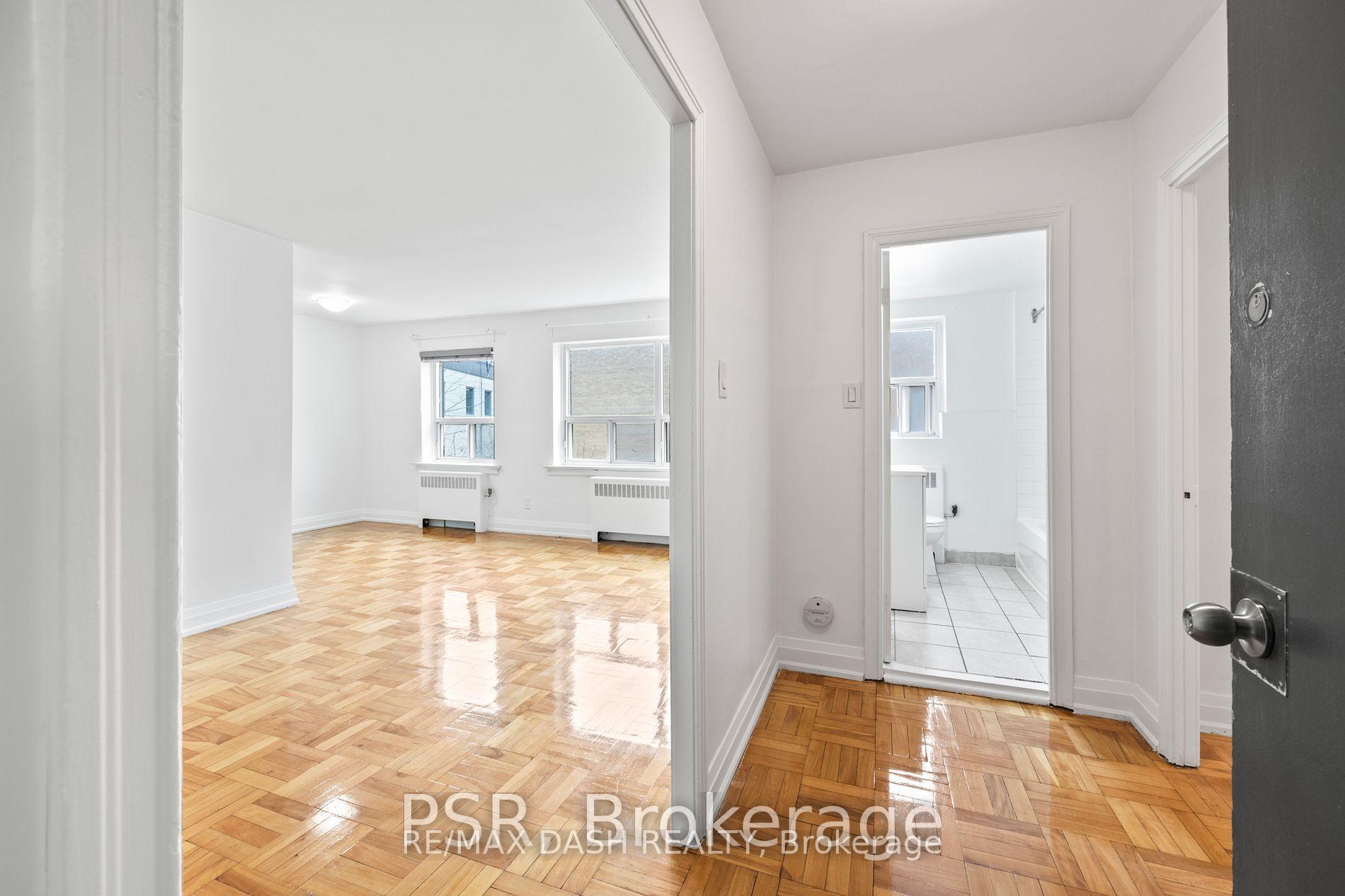 Photo 6 of Unit 18, 69 Old Mill Terrace, Etobicoke, Stonegate-Queensway — HOMEH