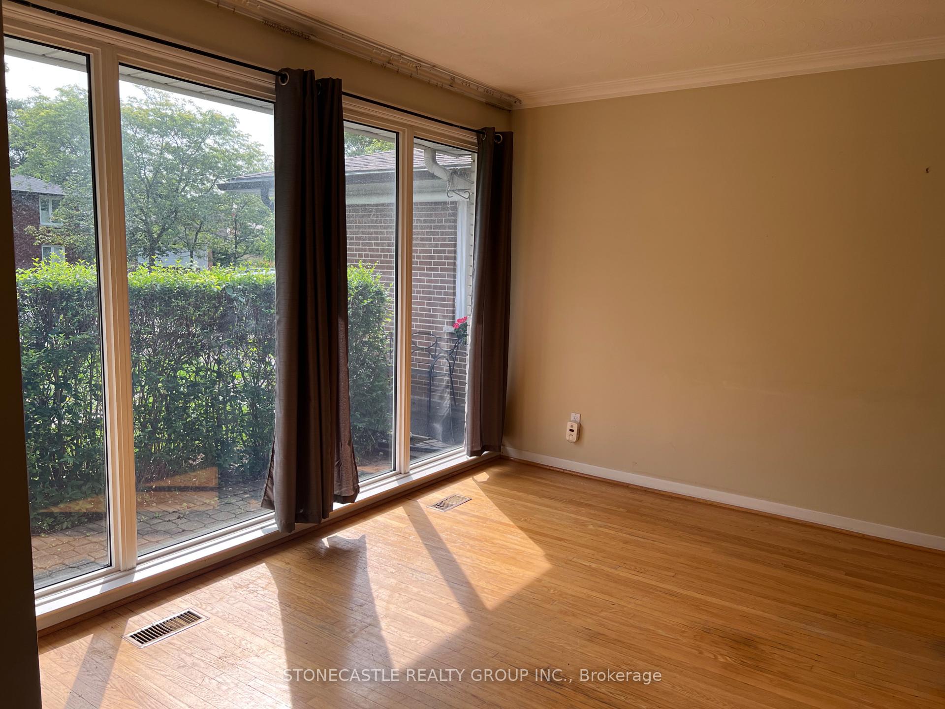 Photo 4 of 8 Hartsdale Drive, Etobicoke, Willowridge-Martingrove-Richview — HOMEH
