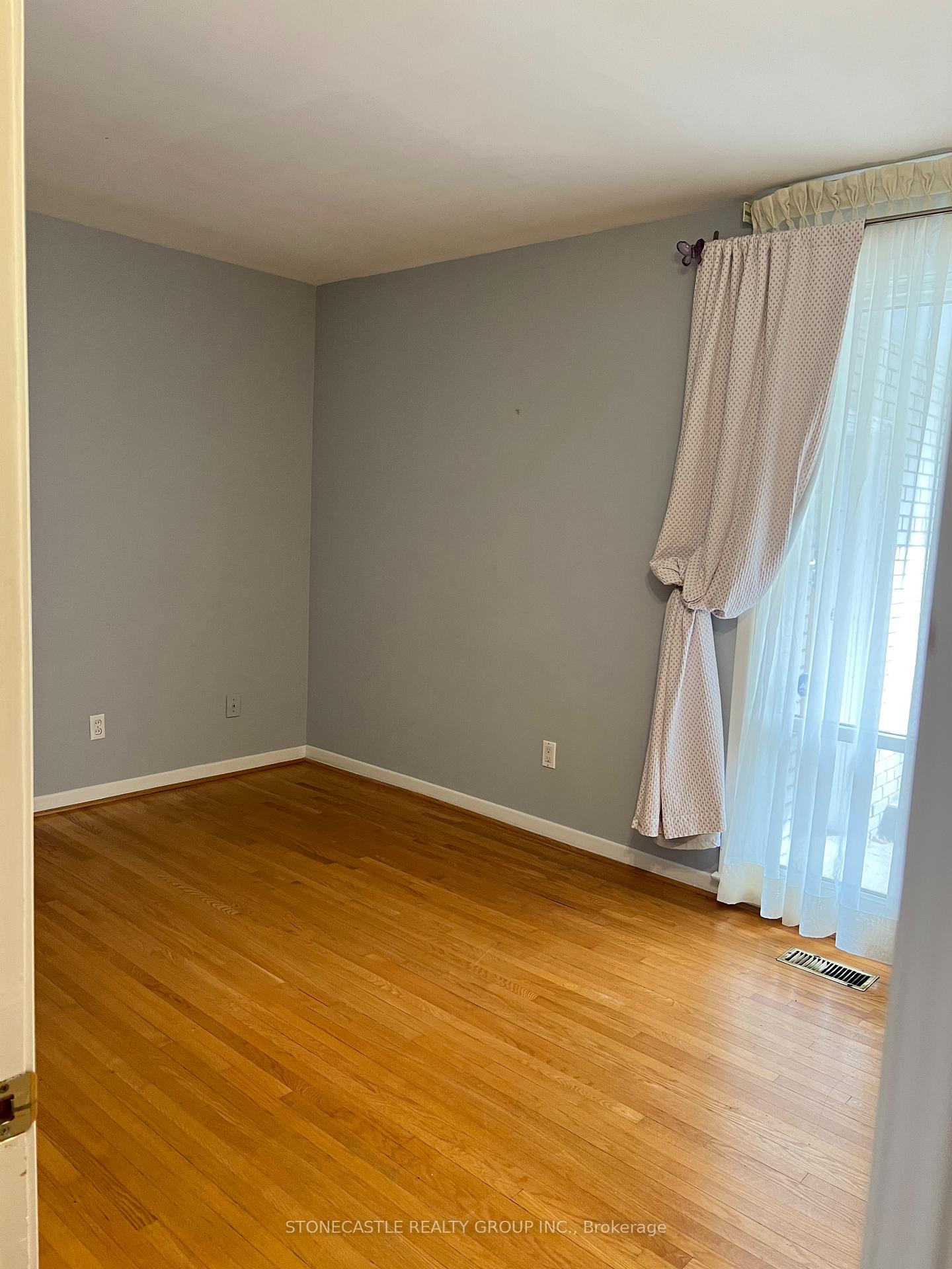 Photo 13 of 8 Hartsdale Drive, Etobicoke, Willowridge-Martingrove-Richview — HOMEH