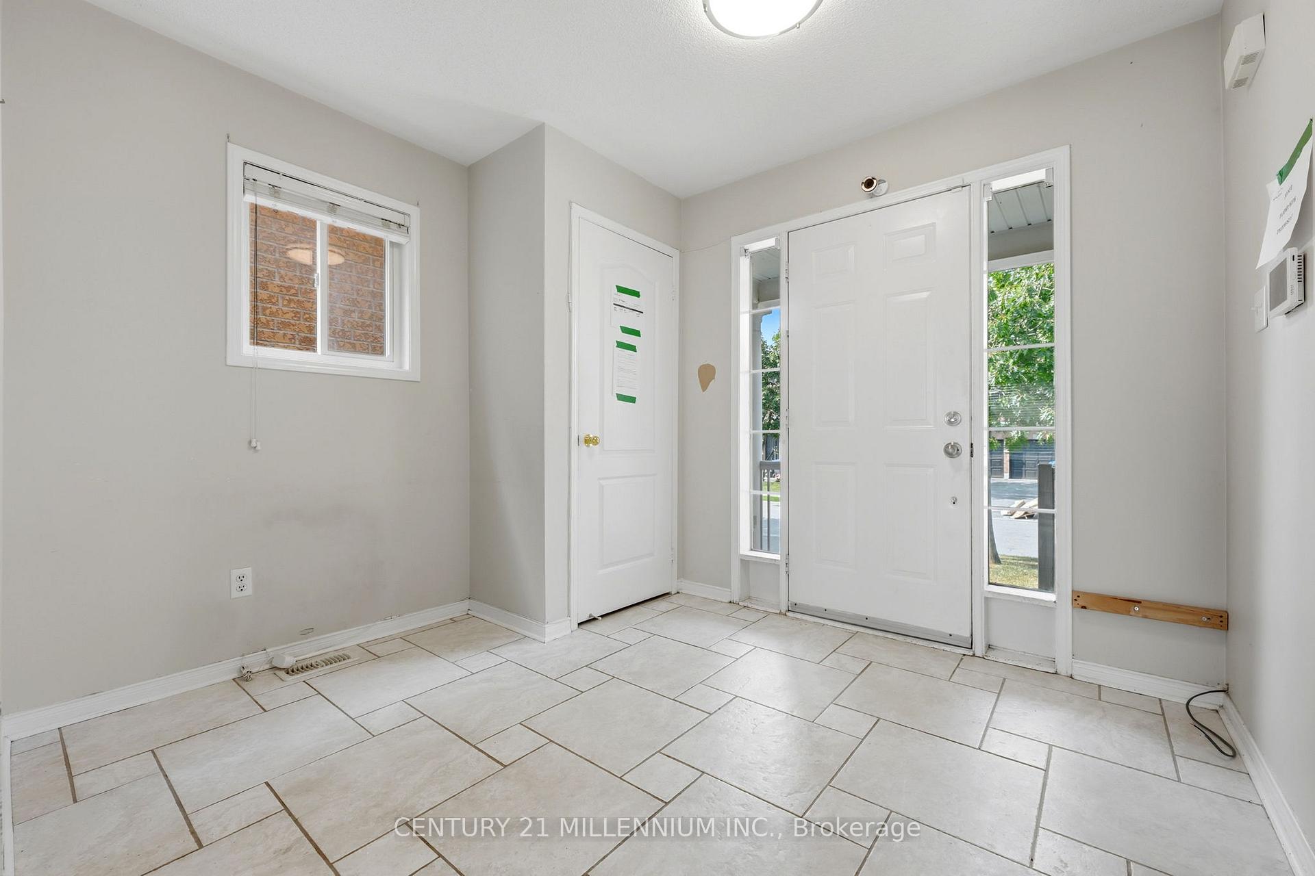 Photo 5 of 27 Hiberton Crescent, Brampton, Fletcher's Meadow — HOMEH