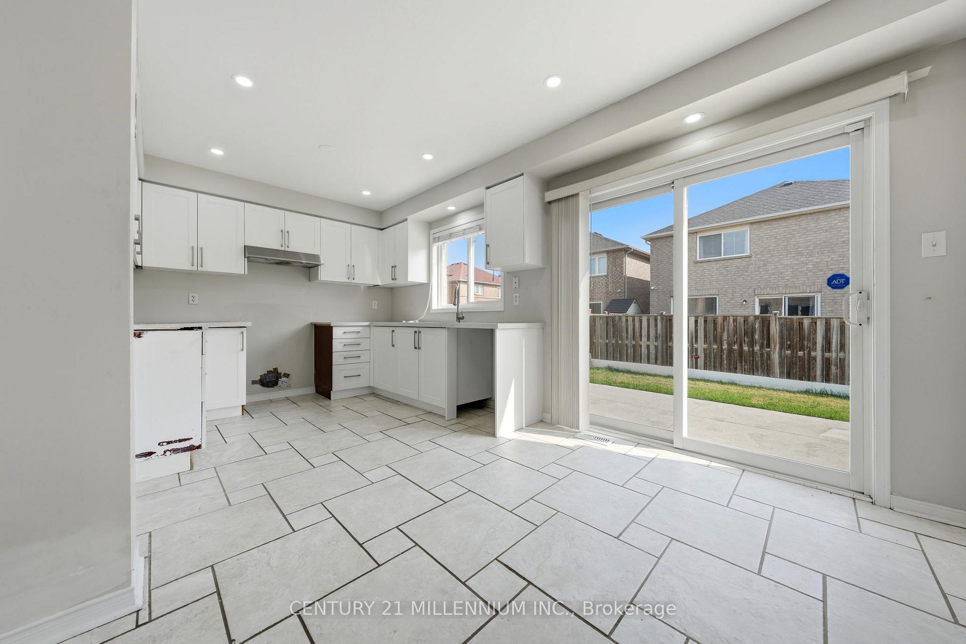 Photo 9 of 27 Hiberton Crescent, Brampton, Fletcher's Meadow — HOMEH