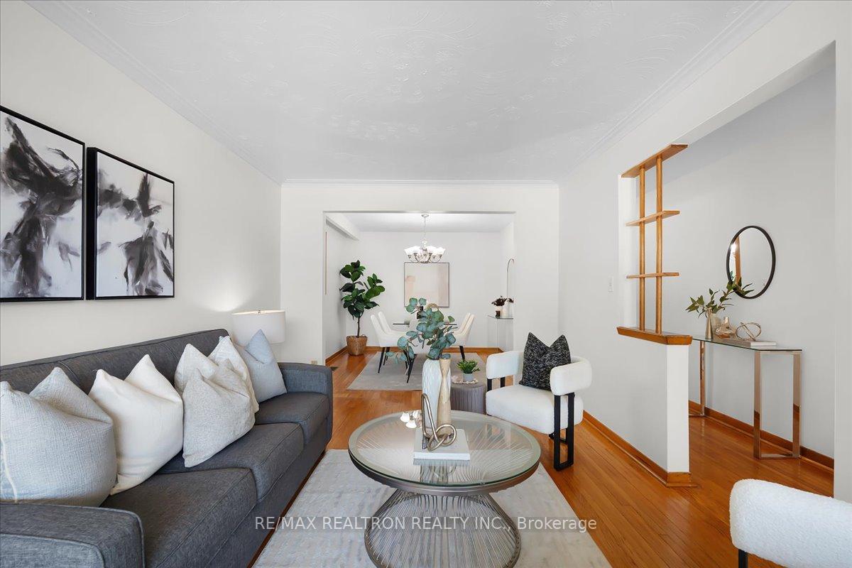 Photo 2 of 283 Hiawatha Road, Toronto, Greenwood-Coxwell — HOMEH