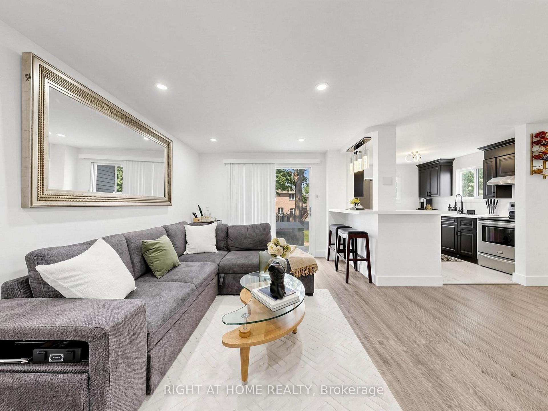 Photo 5 of 207 Hickling Trail, Barrie, Grove East — HOMEH