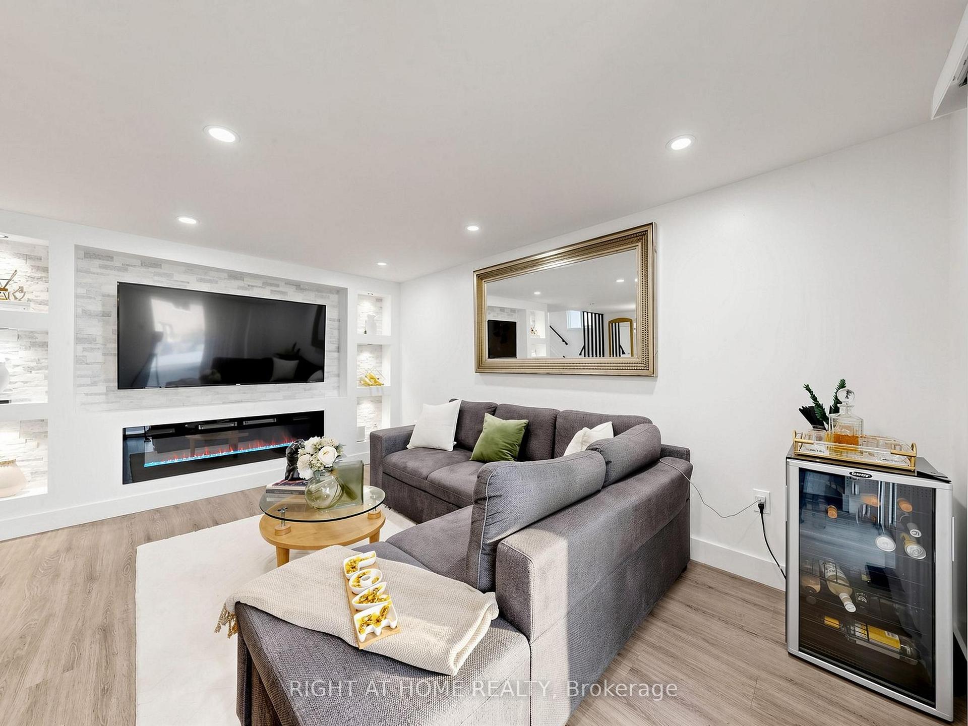 Photo 8 of 207 Hickling Trail, Barrie, Grove East — HOMEH