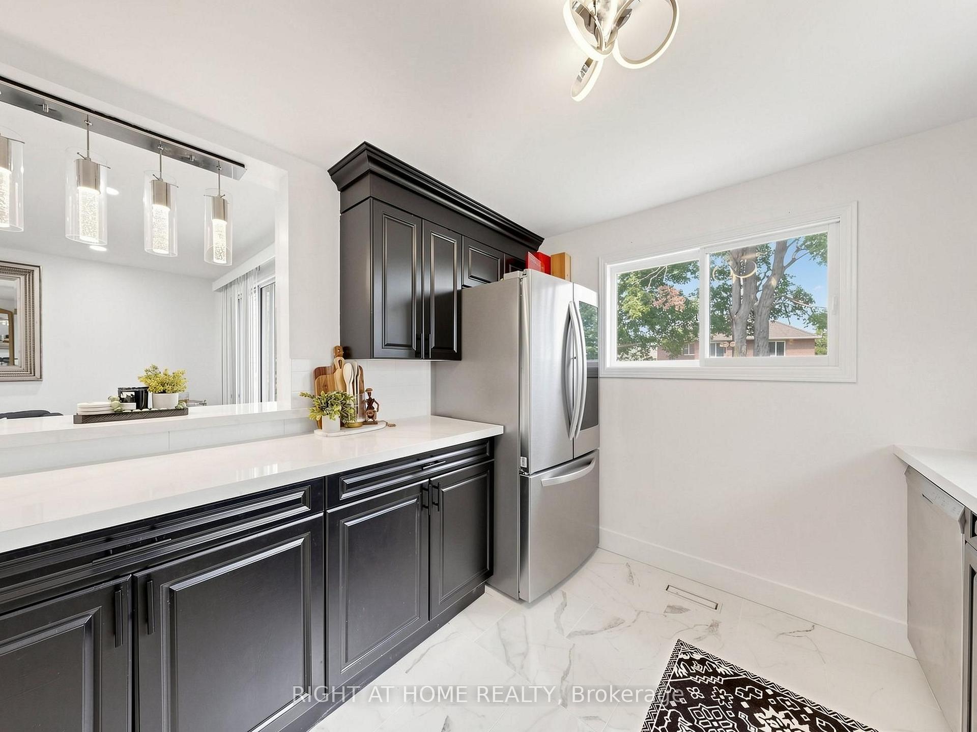Photo 16 of 207 Hickling Trail, Barrie, Grove East — HOMEH