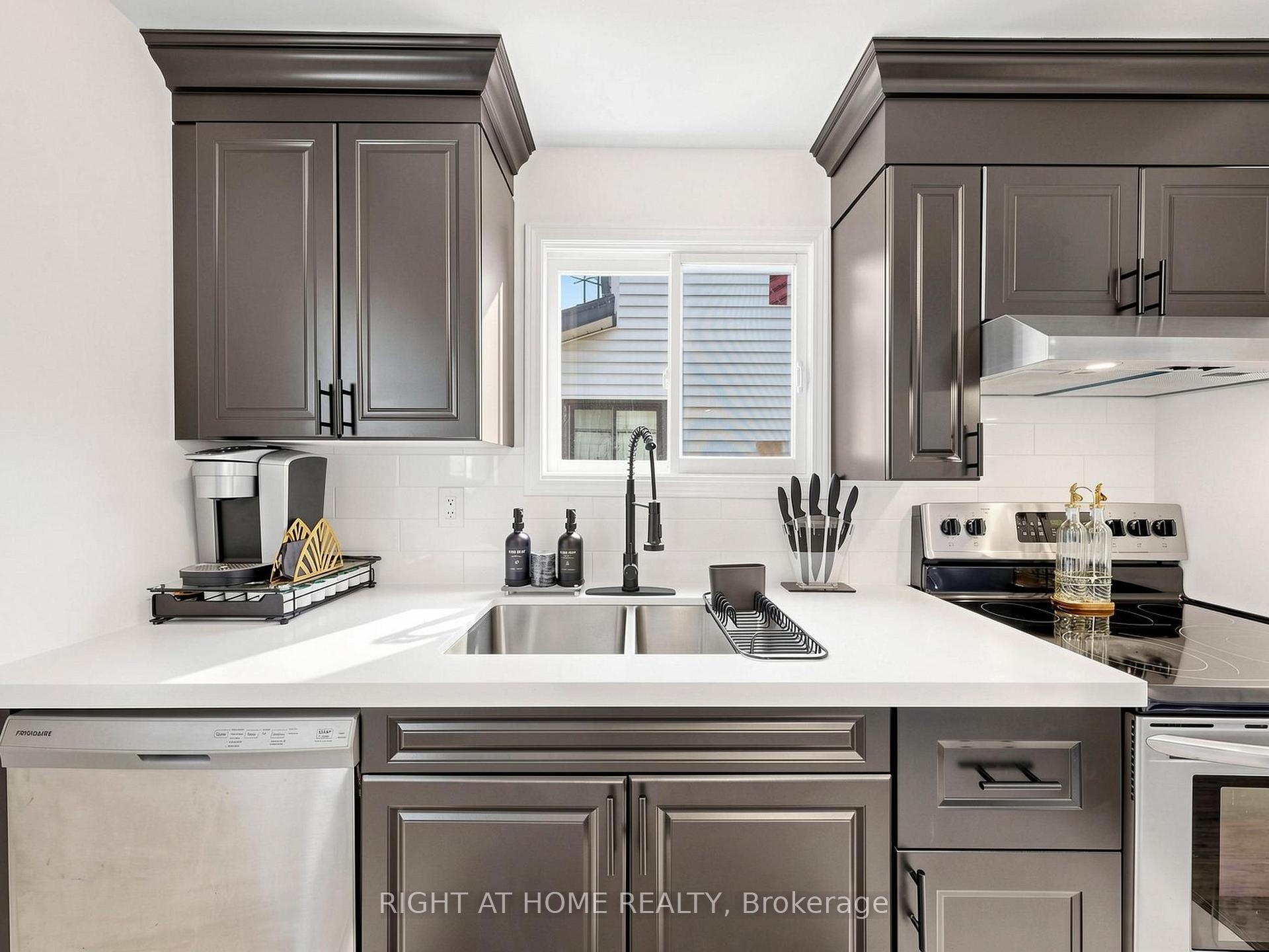 Photo 19 of 207 Hickling Trail, Barrie, Grove East — HOMEH