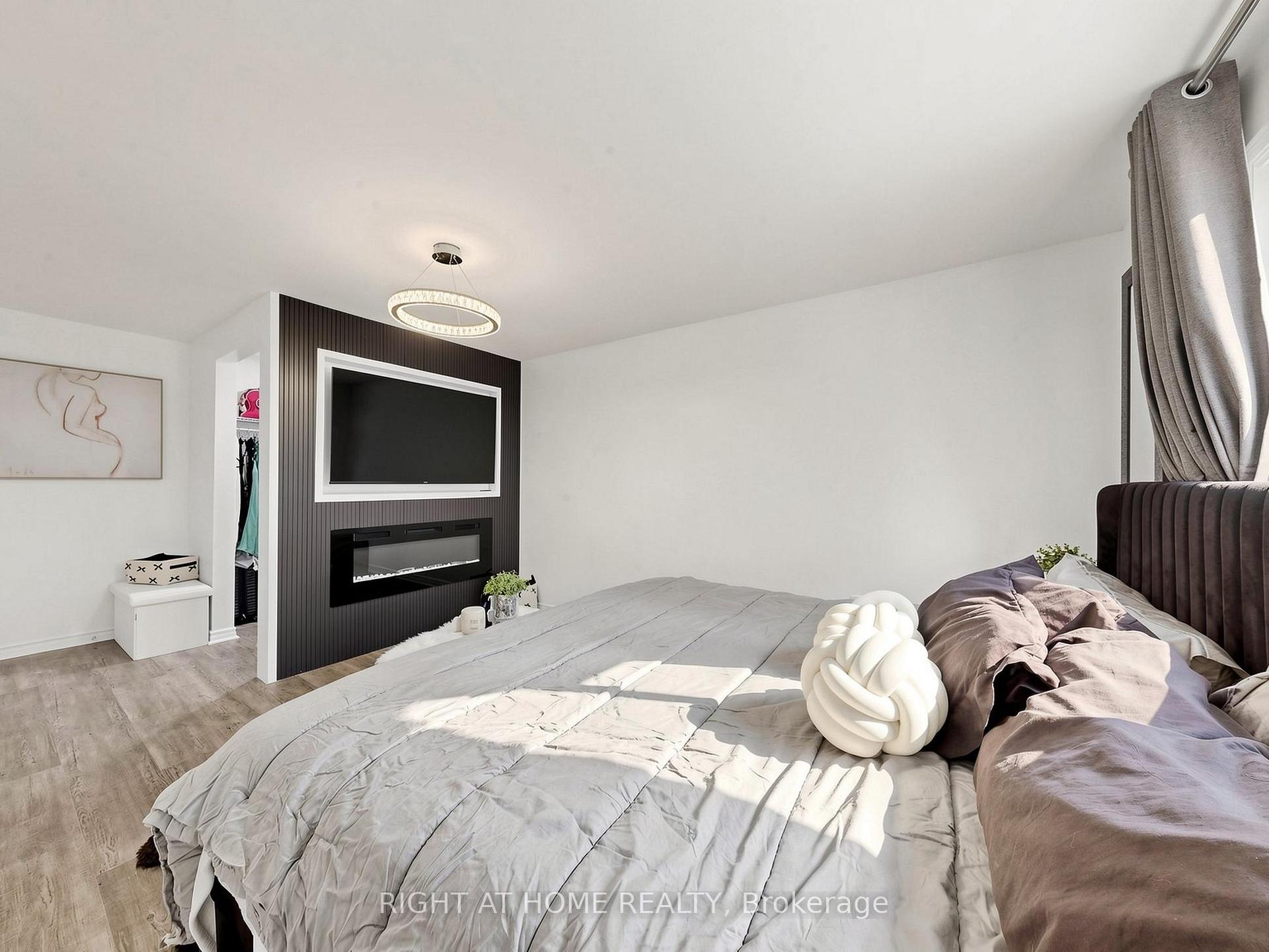 Photo 25 of 207 Hickling Trail, Barrie, Grove East — HOMEH