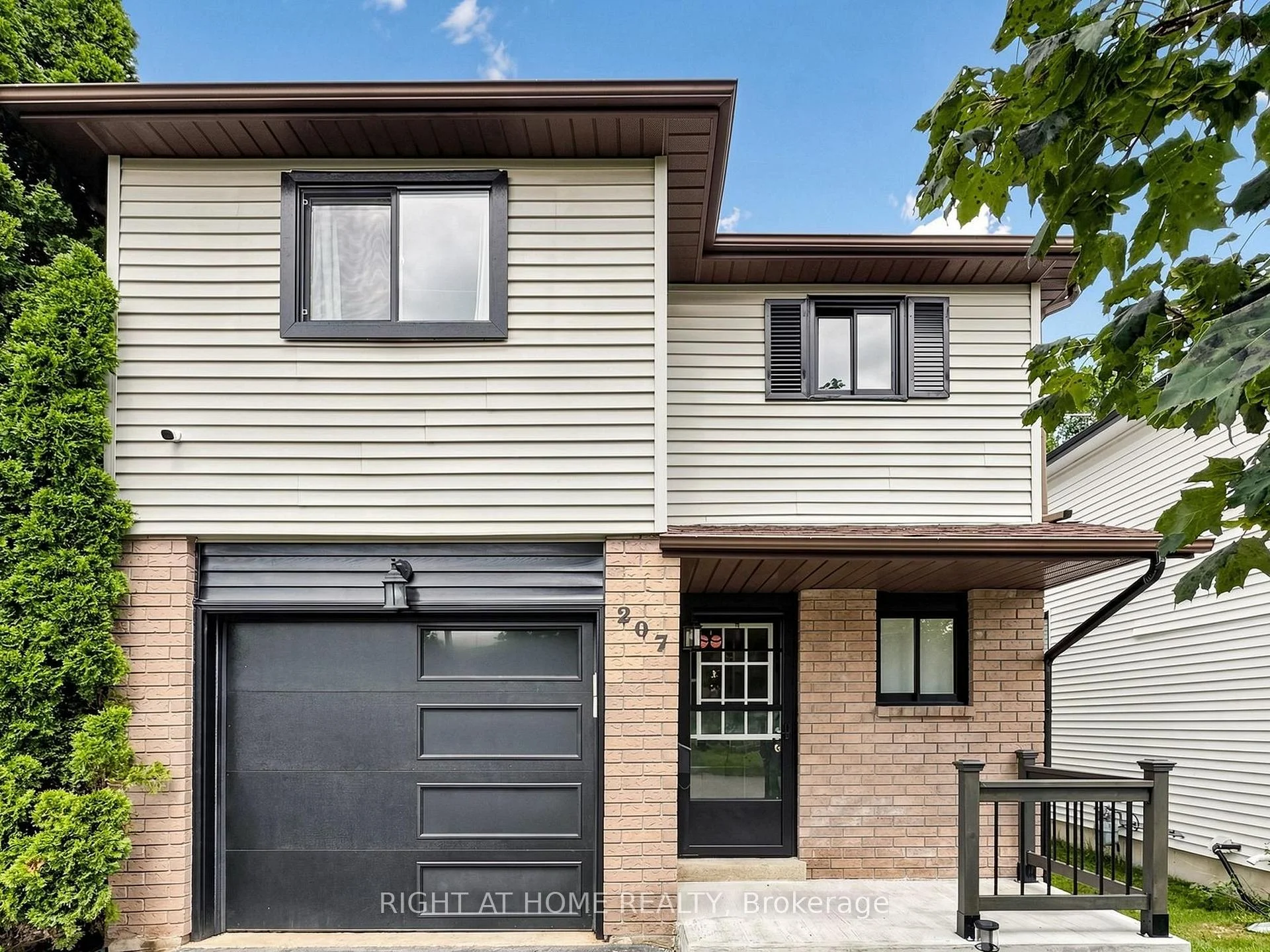 Photo 4 of 207 Hickling Trail, Barrie, Grove East — HOMEH