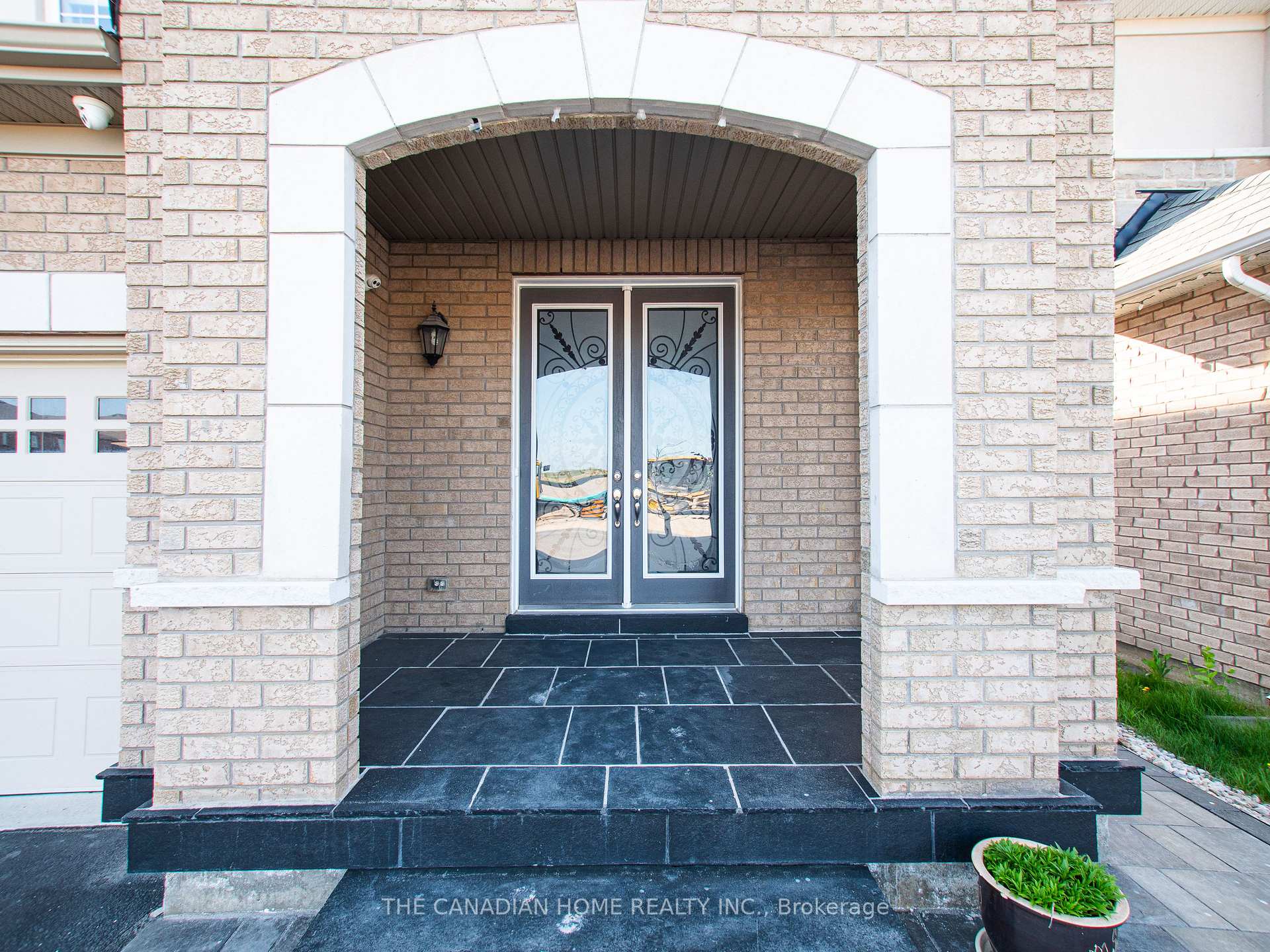 Photo 4 of 23 Chaumont Drive, Hamilton, Stoney Creek Mountain — HOMEH