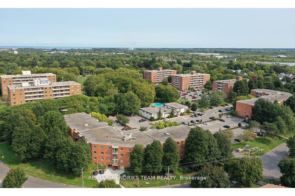 Photo 1 of Unit 402, 33 Leaside Drive, St. Catharines, Carlton/Bunting — HOMEH