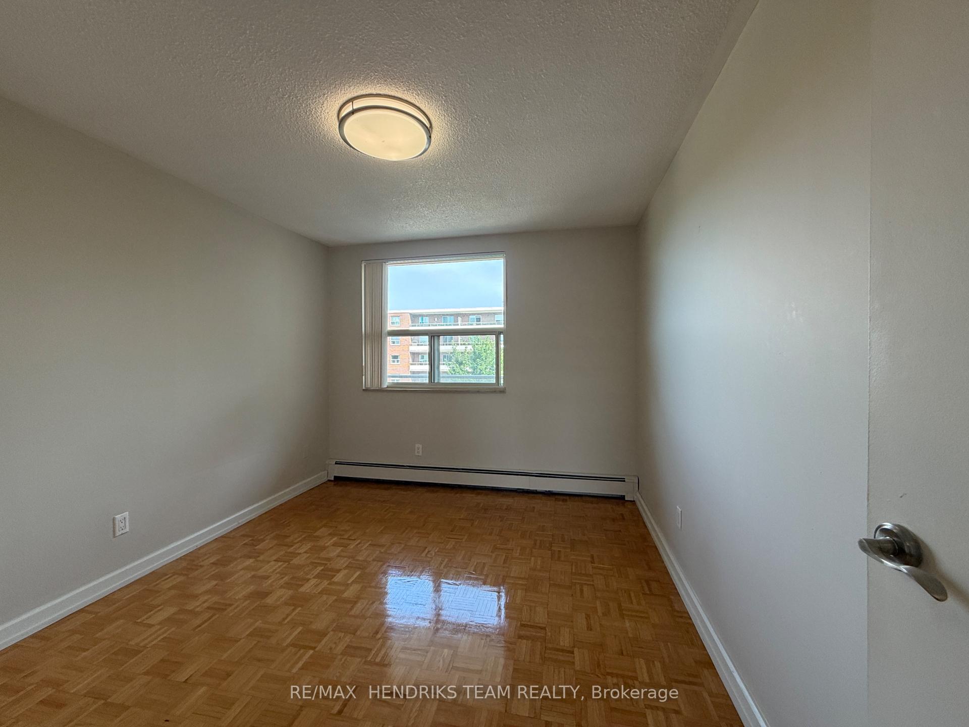 Photo 5 of Unit 402, 33 Leaside Drive, St. Catharines, Carlton/Bunting — HOMEH
