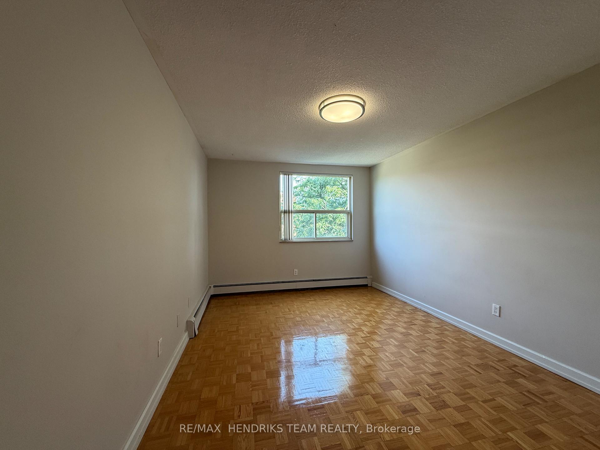 Photo 7 of Unit 402, 33 Leaside Drive, St. Catharines, Carlton/Bunting — HOMEH