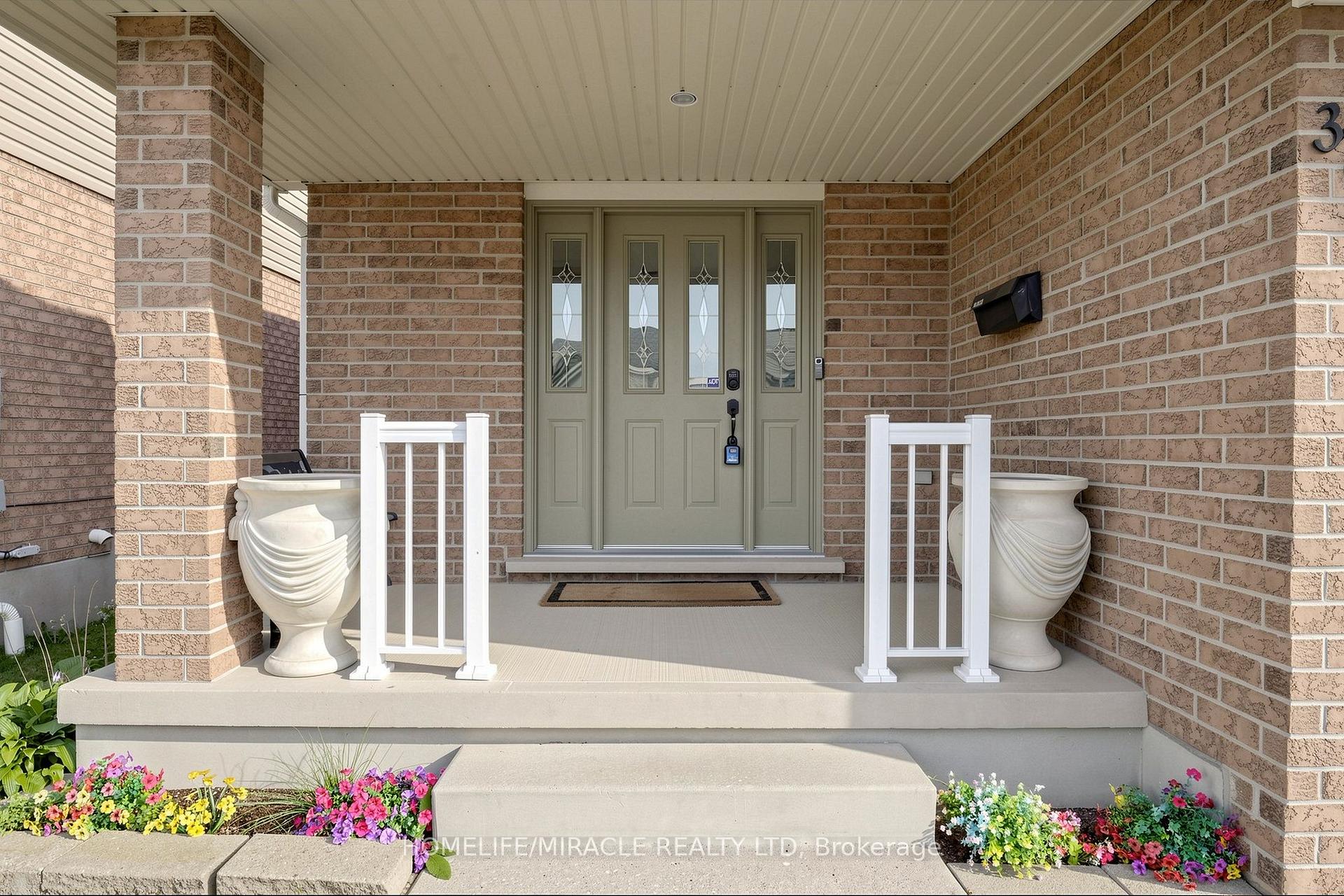 Photo 2 of 378 Mountain Laurel Crescent, Kitchener, Larentian West — HOMEH