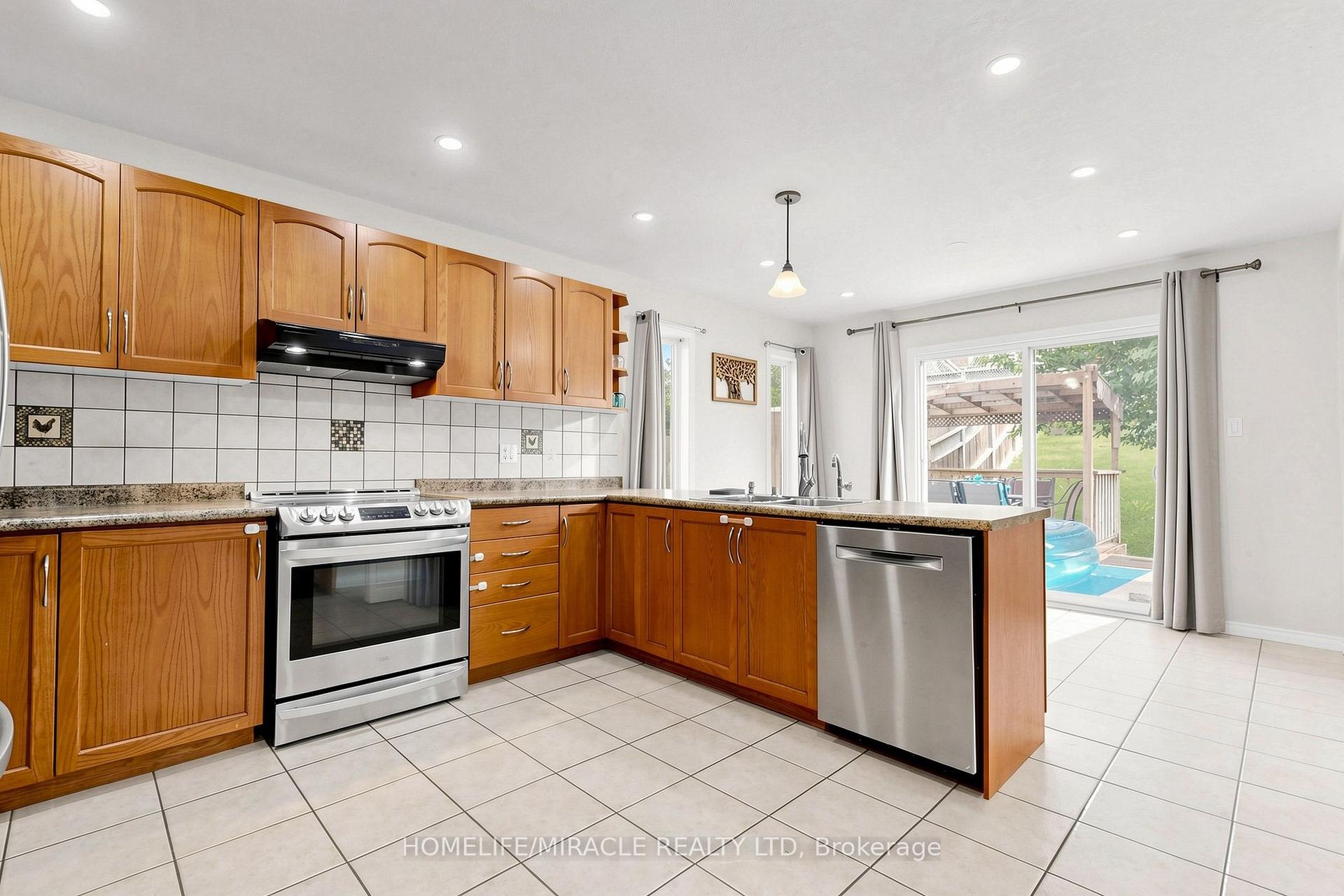 Photo 6 of 378 Mountain Laurel Crescent, Kitchener, Larentian West — HOMEH