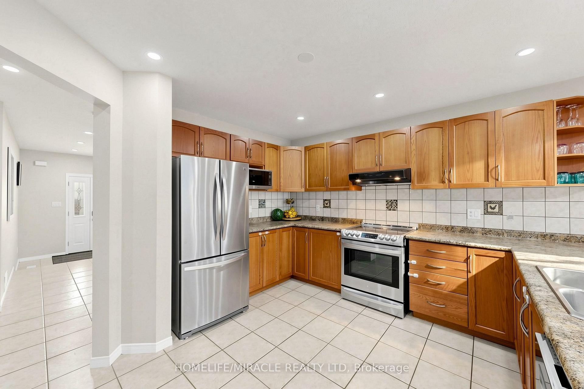 Photo 8 of 378 Mountain Laurel Crescent, Kitchener, Larentian West — HOMEH