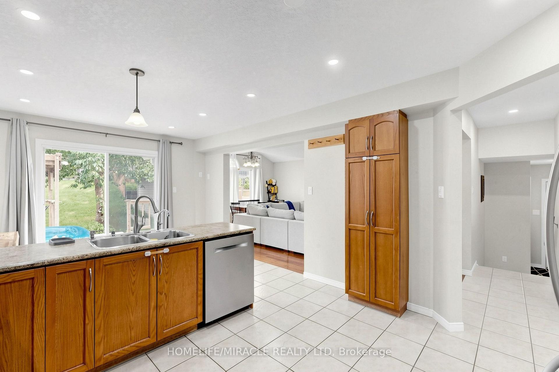 Photo 10 of 378 Mountain Laurel Crescent, Kitchener, Larentian West — HOMEH