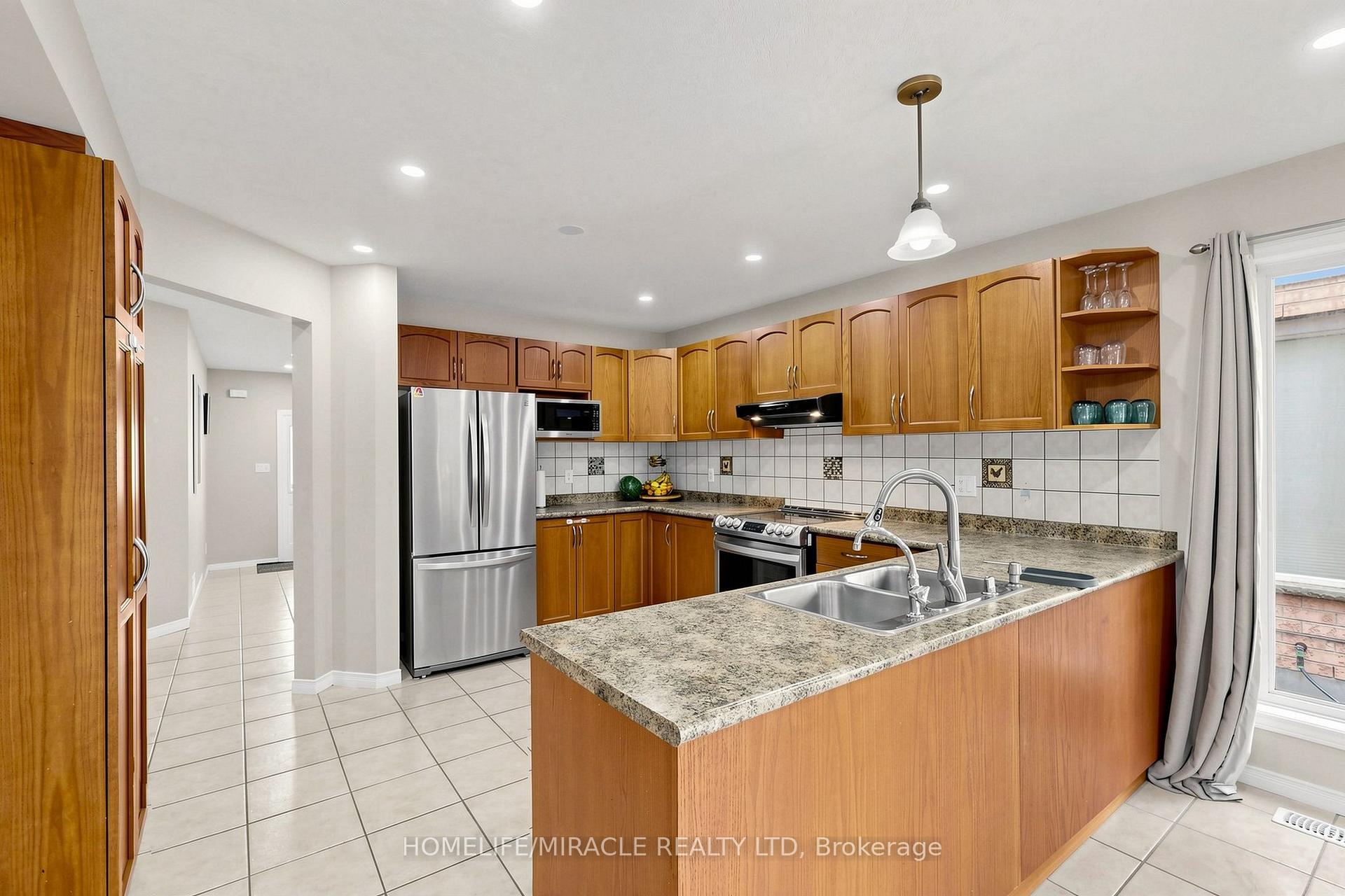 Photo 11 of 378 Mountain Laurel Crescent, Kitchener, Larentian West — HOMEH