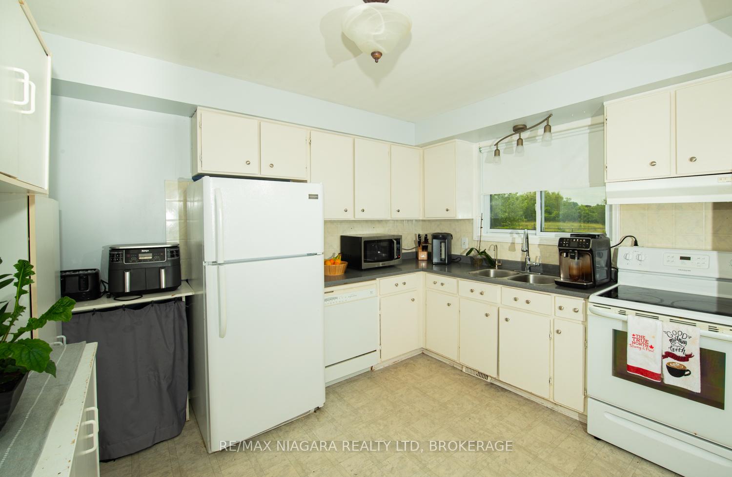 Photo 5 of 47 Elmvale Crescent, Port Colborne, Main Street — HOMEH