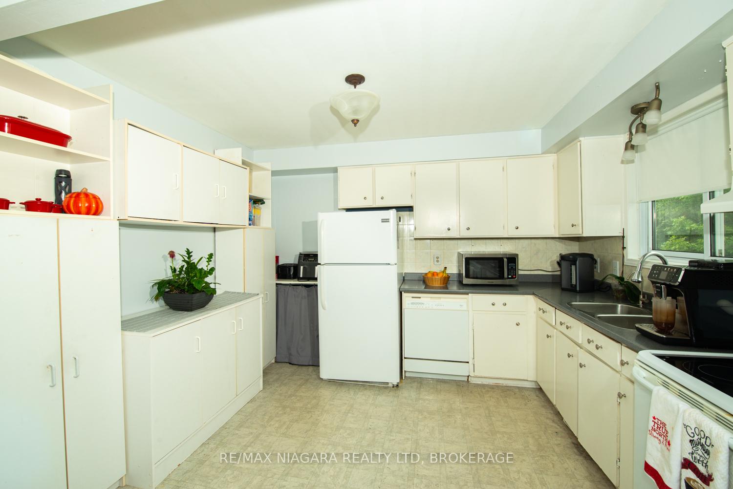 Photo 6 of 47 Elmvale Crescent, Port Colborne, Main Street — HOMEH