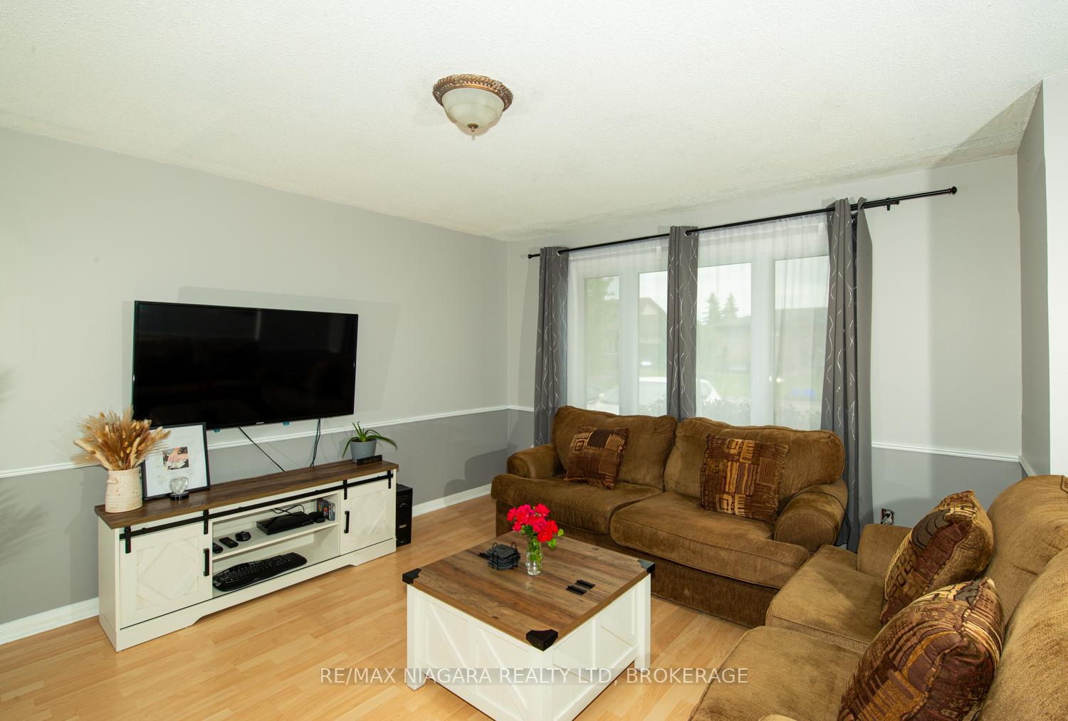 Photo 9 of 47 Elmvale Crescent, Port Colborne, Main Street — HOMEH