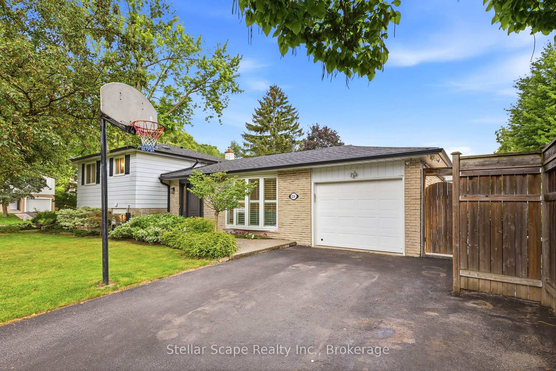 Photo 4 of 1218 Oxlow Drive, Oakville, College Park — HOMEH
