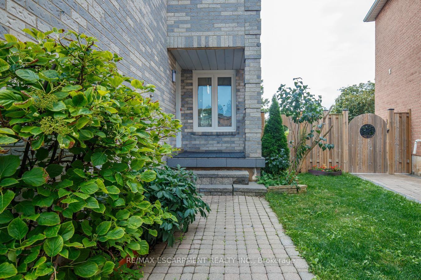 Photo 2 of 2790 Huntingdon Trail, Oakville, Clearview — HOMEH