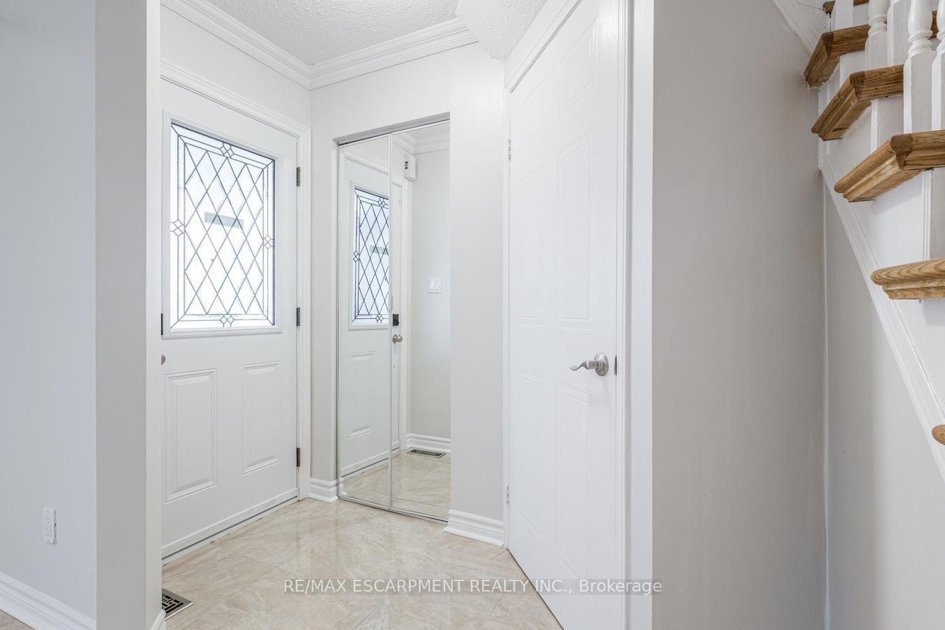 Photo 3 of 2790 Huntingdon Trail, Oakville, Clearview — HOMEH