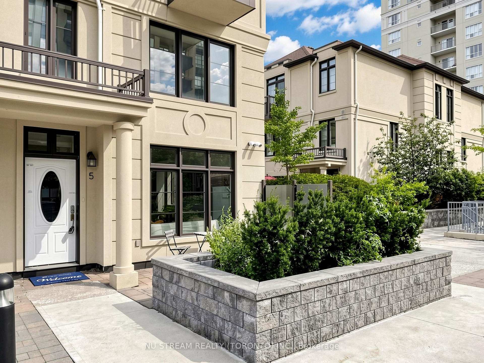 Photo 3 of Unit 5, 7 Brighton Place, Vaughan, Crestwood-Springfarm-Yorkhill — HOMEH