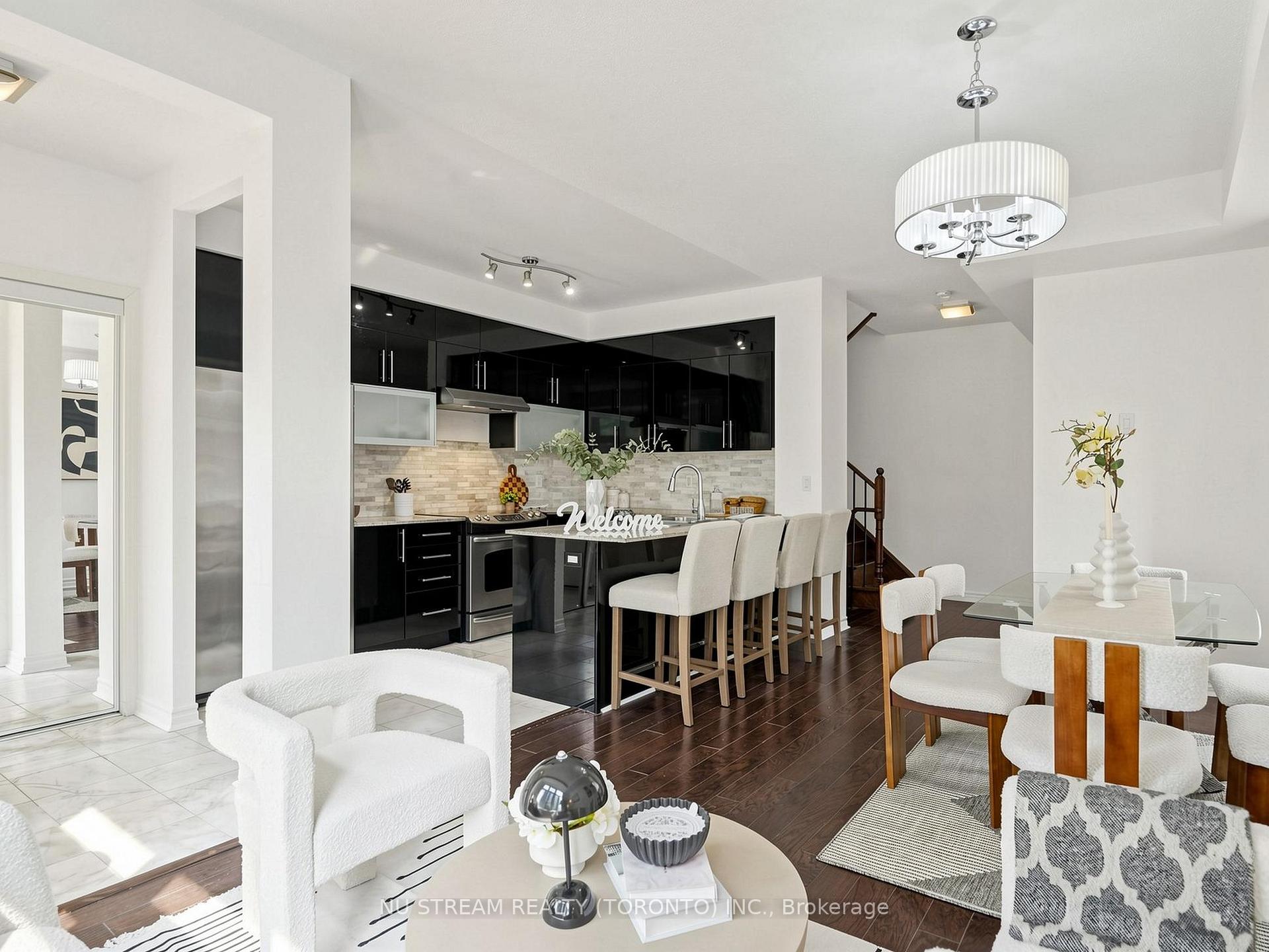 Photo 4 of Unit 5, 7 Brighton Place, Vaughan, Crestwood-Springfarm-Yorkhill — HOMEH