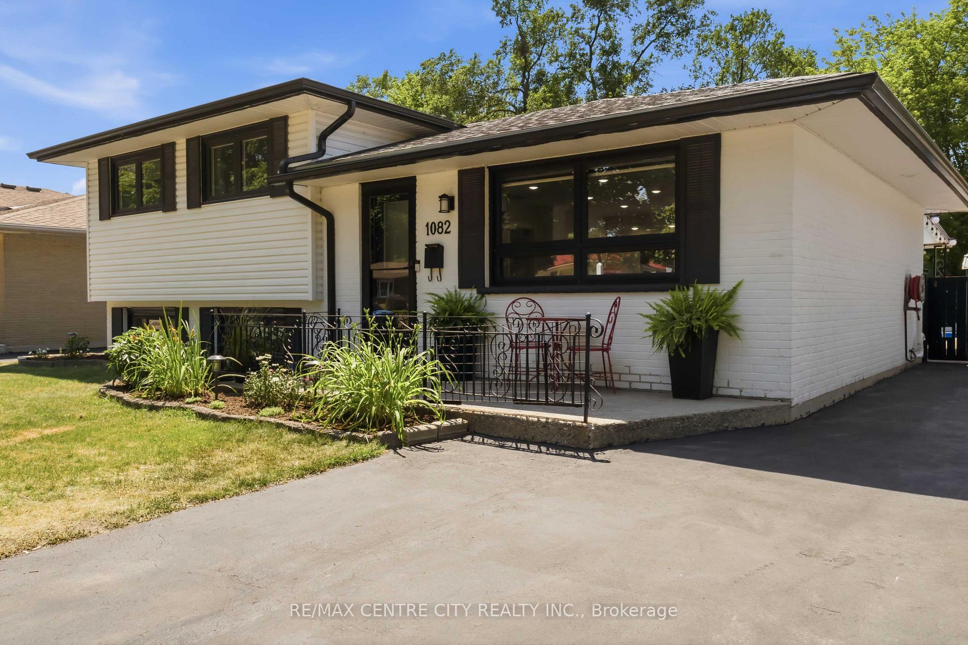 Photo 2 of 1082 Chippewa Drive, London, East D — HOMEH