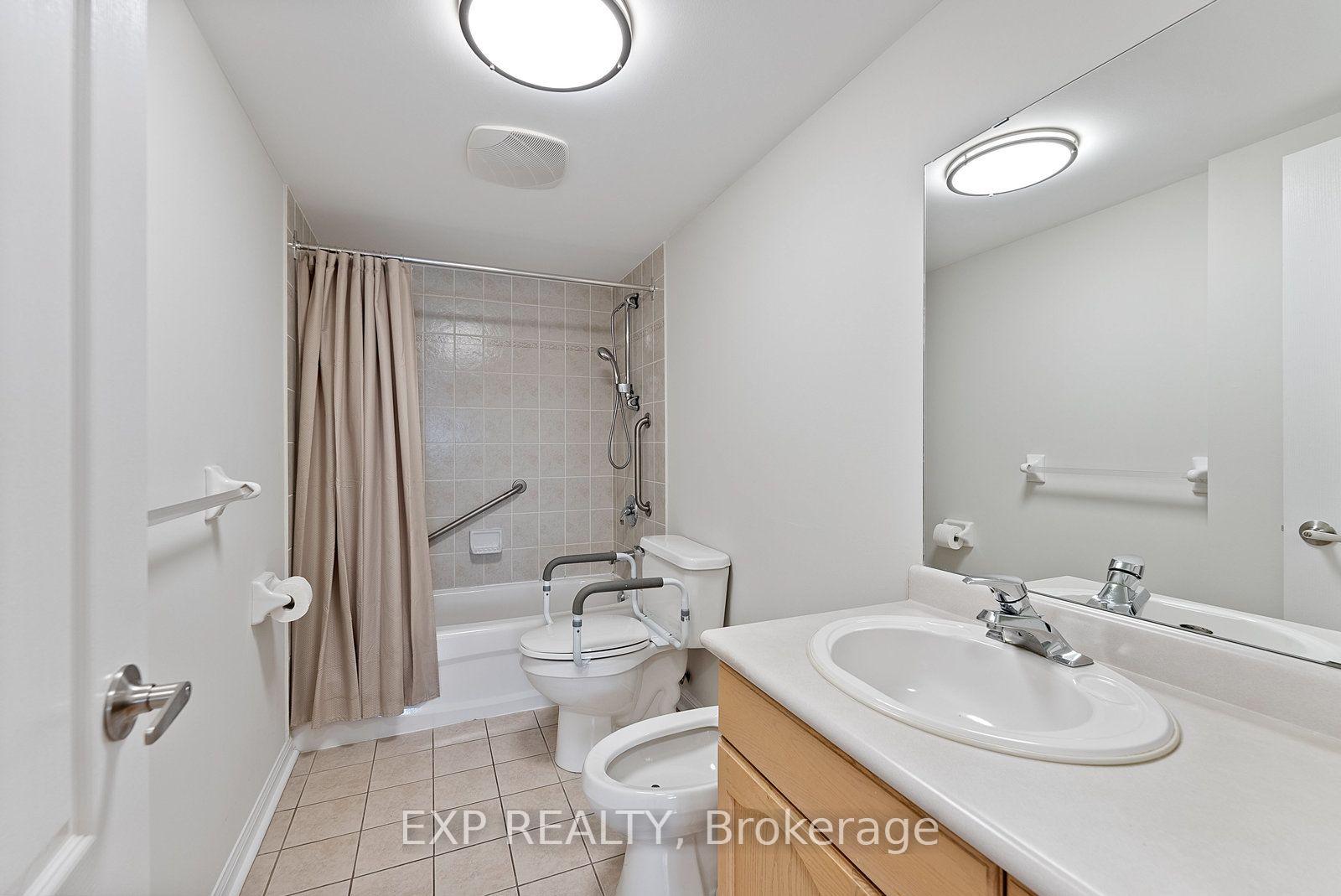 Photo 11 of Unit 210, 2506 Rutherford Road, Vaughan, Maple — HOMEH