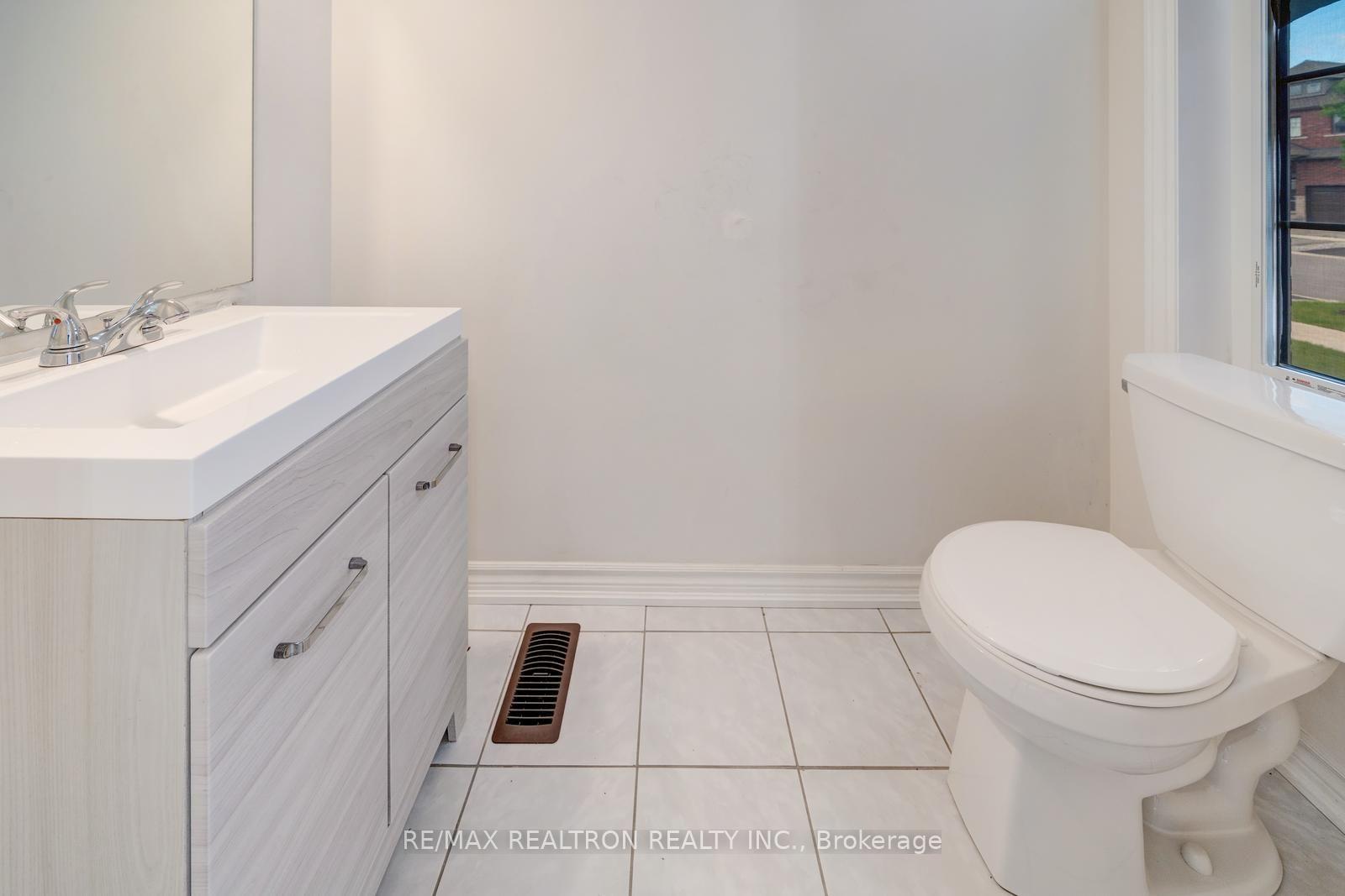 Photo 5 of 295 Northglen Boulevard, Clarington, Bowmanville — HOMEH