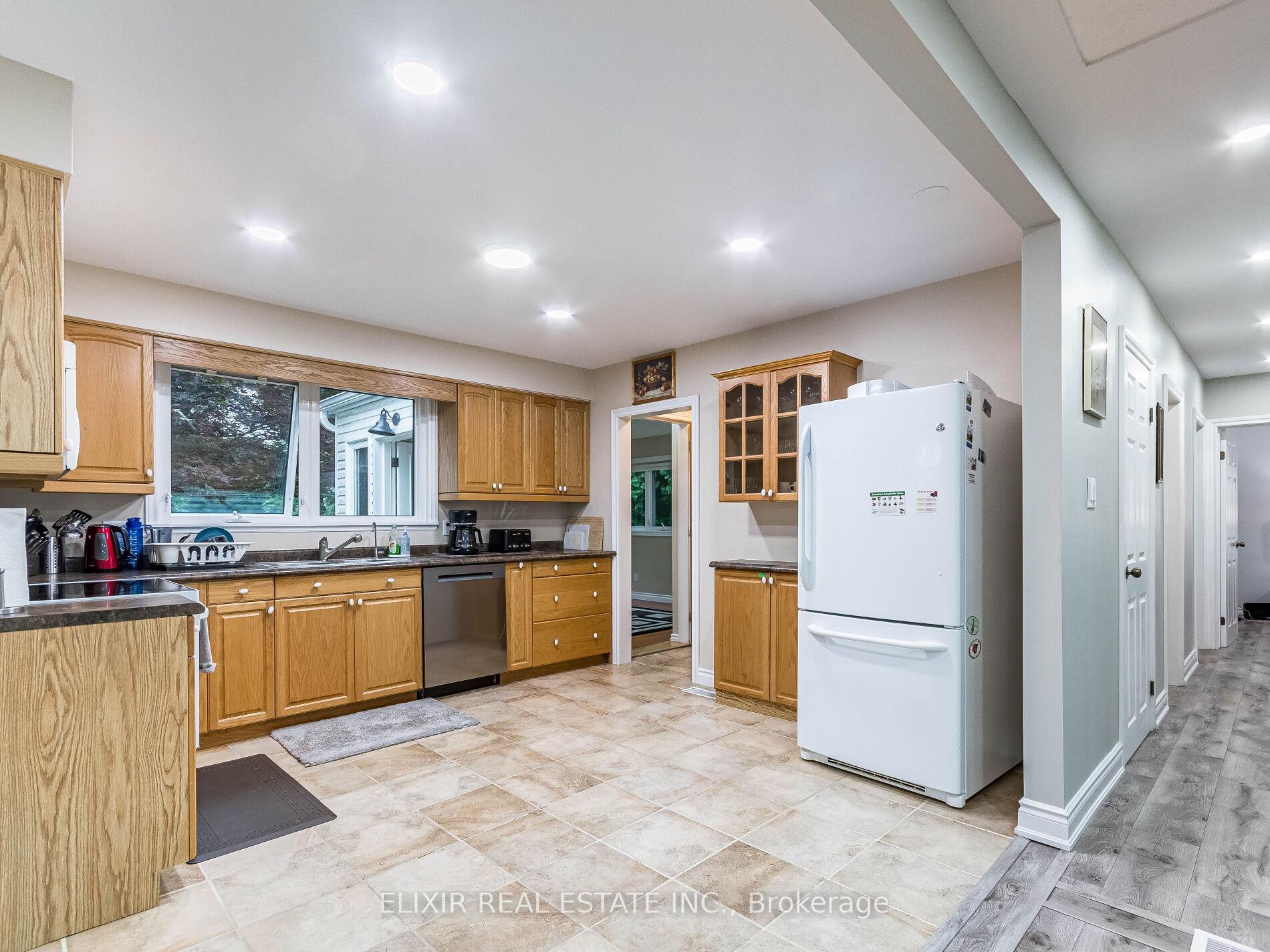 Photo 11 of Unit (Main Level), 686 Cedar Avenue, Burlington, LaSalle — HOMEH