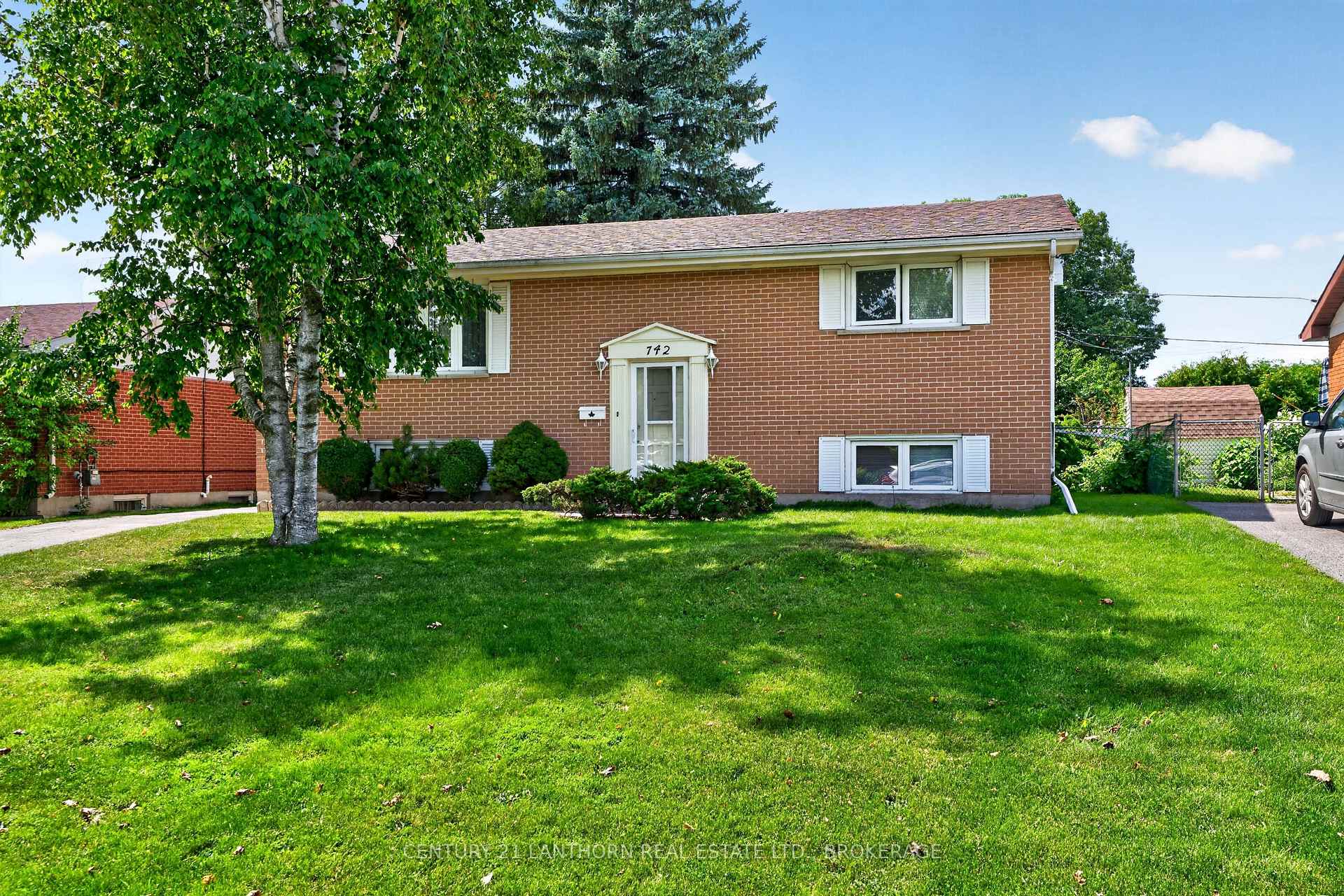 Photo 1 of 742 Laidlaw Crescent, Kingston, South of Taylor-Kidd Blvd — HOMEH
