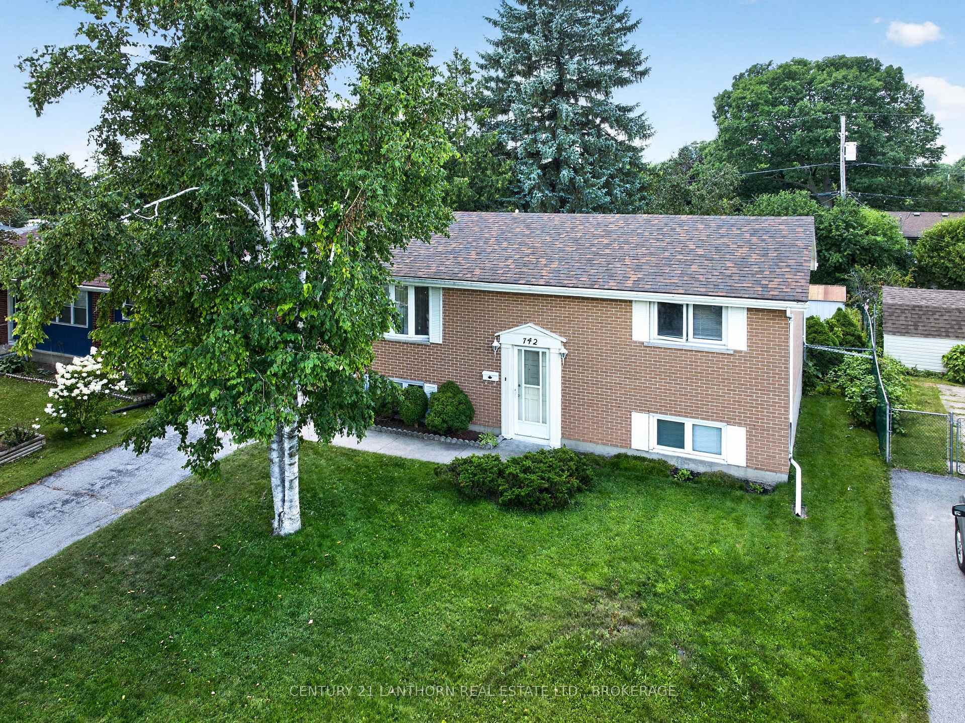 Photo 2 of 742 Laidlaw Crescent, Kingston, South of Taylor-Kidd Blvd — HOMEH