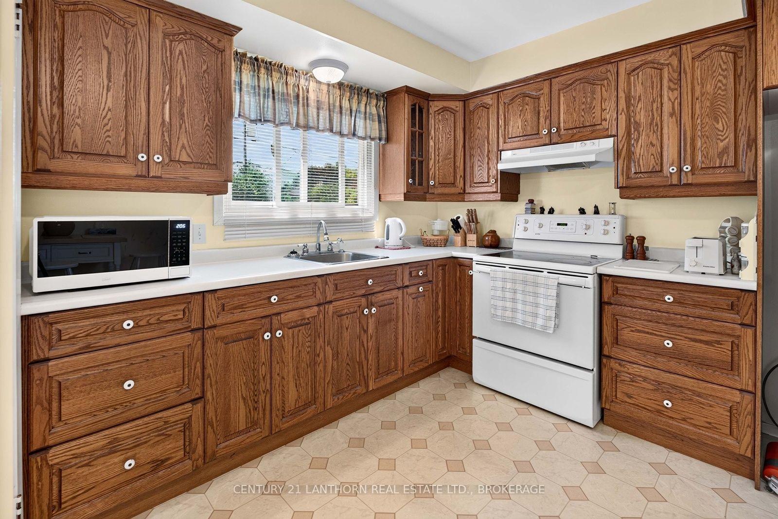 Photo 30 of 742 Laidlaw Crescent, Kingston, South of Taylor-Kidd Blvd — HOMEH