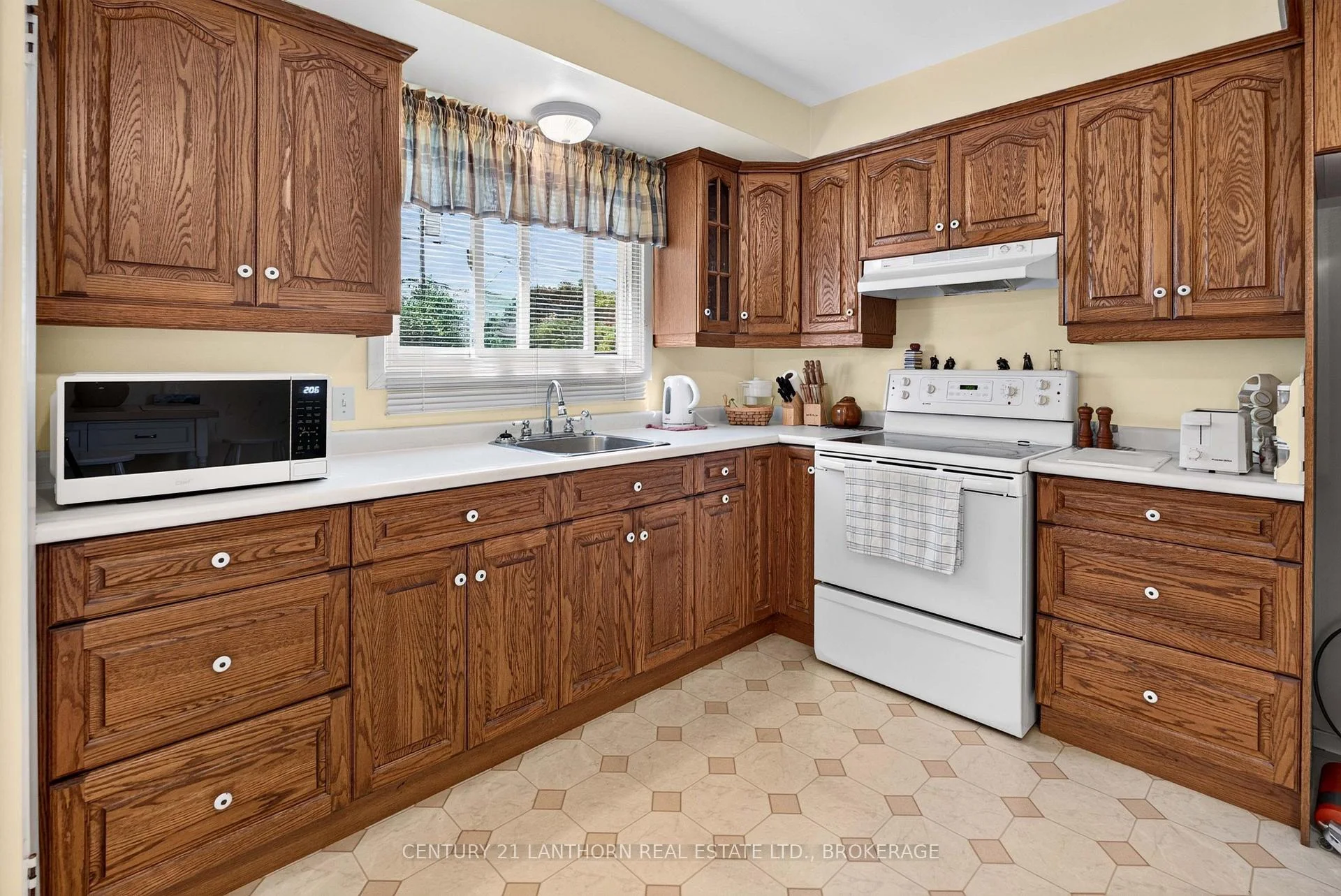 Photo 23 of 742 Laidlaw Crescent, Kingston, South of Taylor-Kidd Blvd — HOMEH
