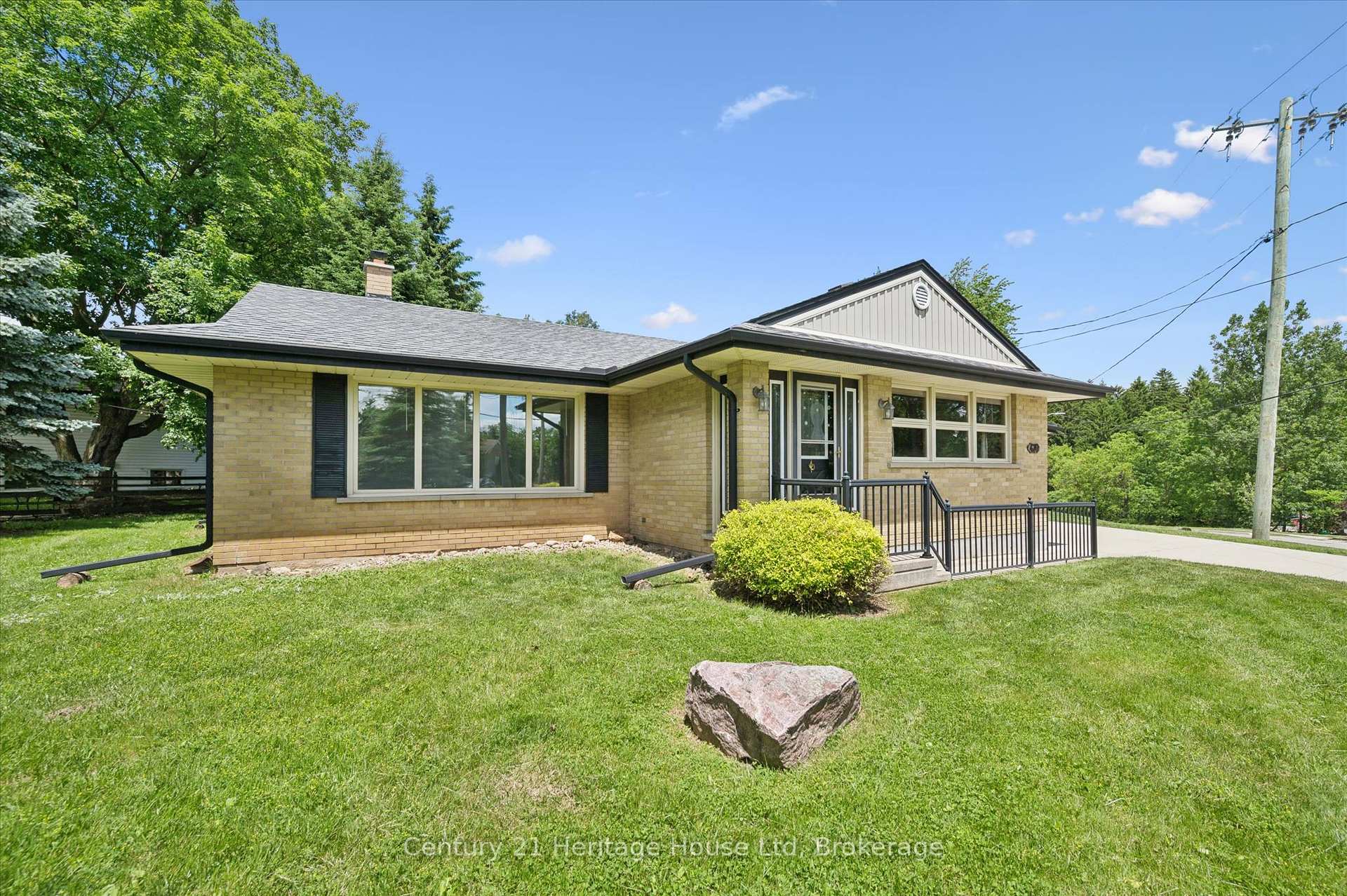 Photo 3 of 470 Cameron Street, Centre Wellington, Fergus — HOMEH