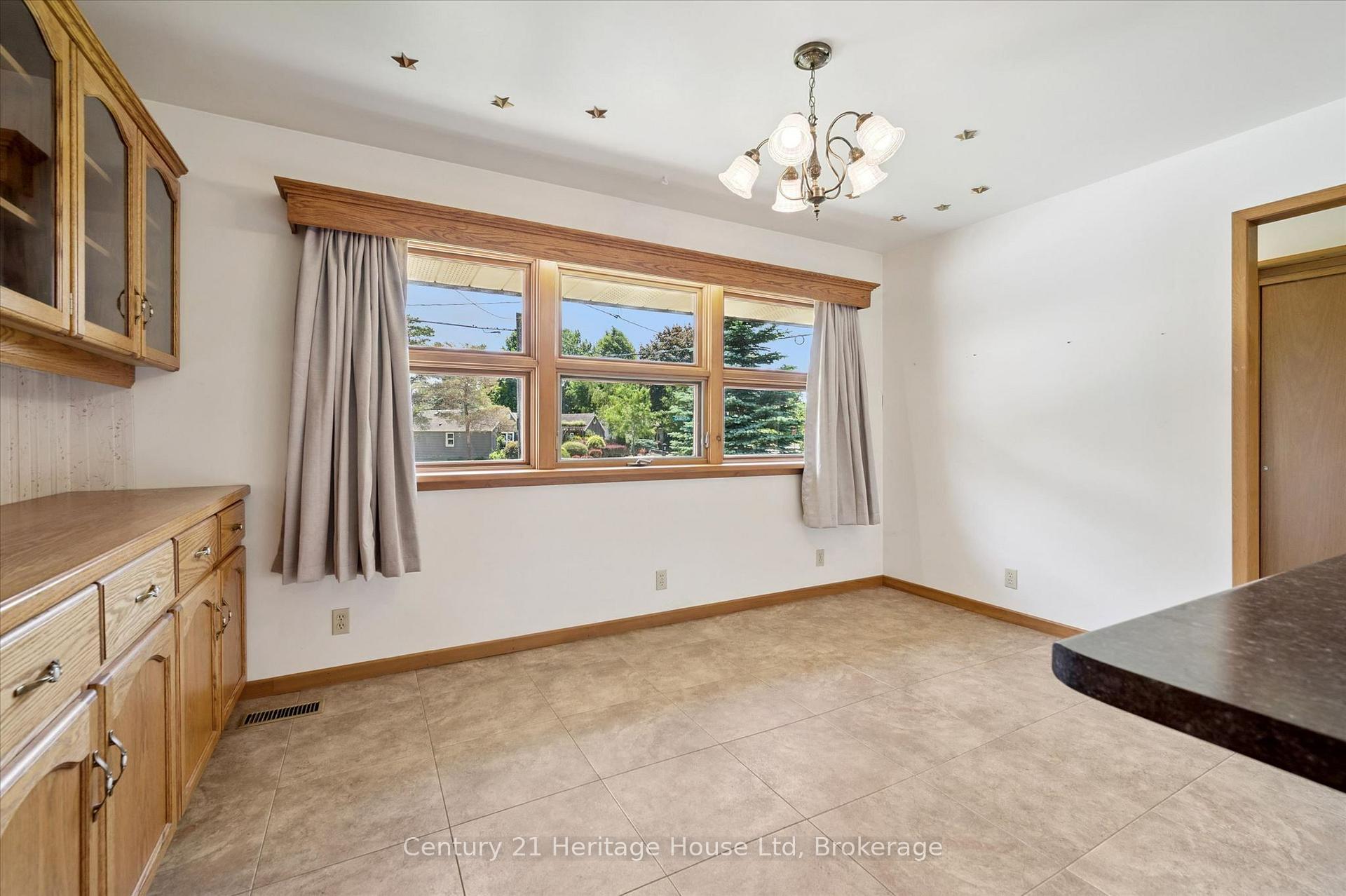 Photo 11 of 470 Cameron Street, Centre Wellington, Fergus — HOMEH