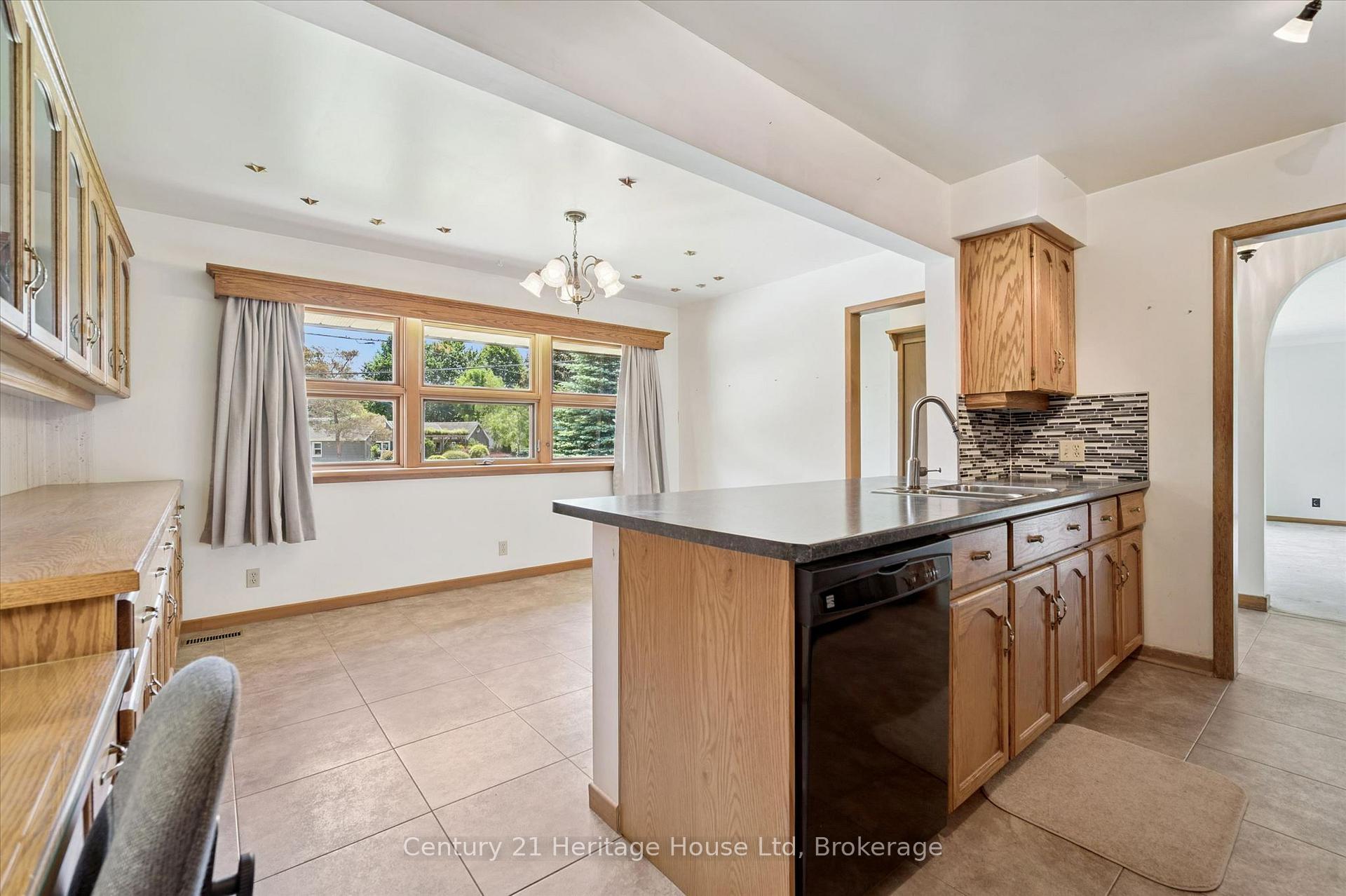 Photo 12 of 470 Cameron Street, Centre Wellington, Fergus — HOMEH