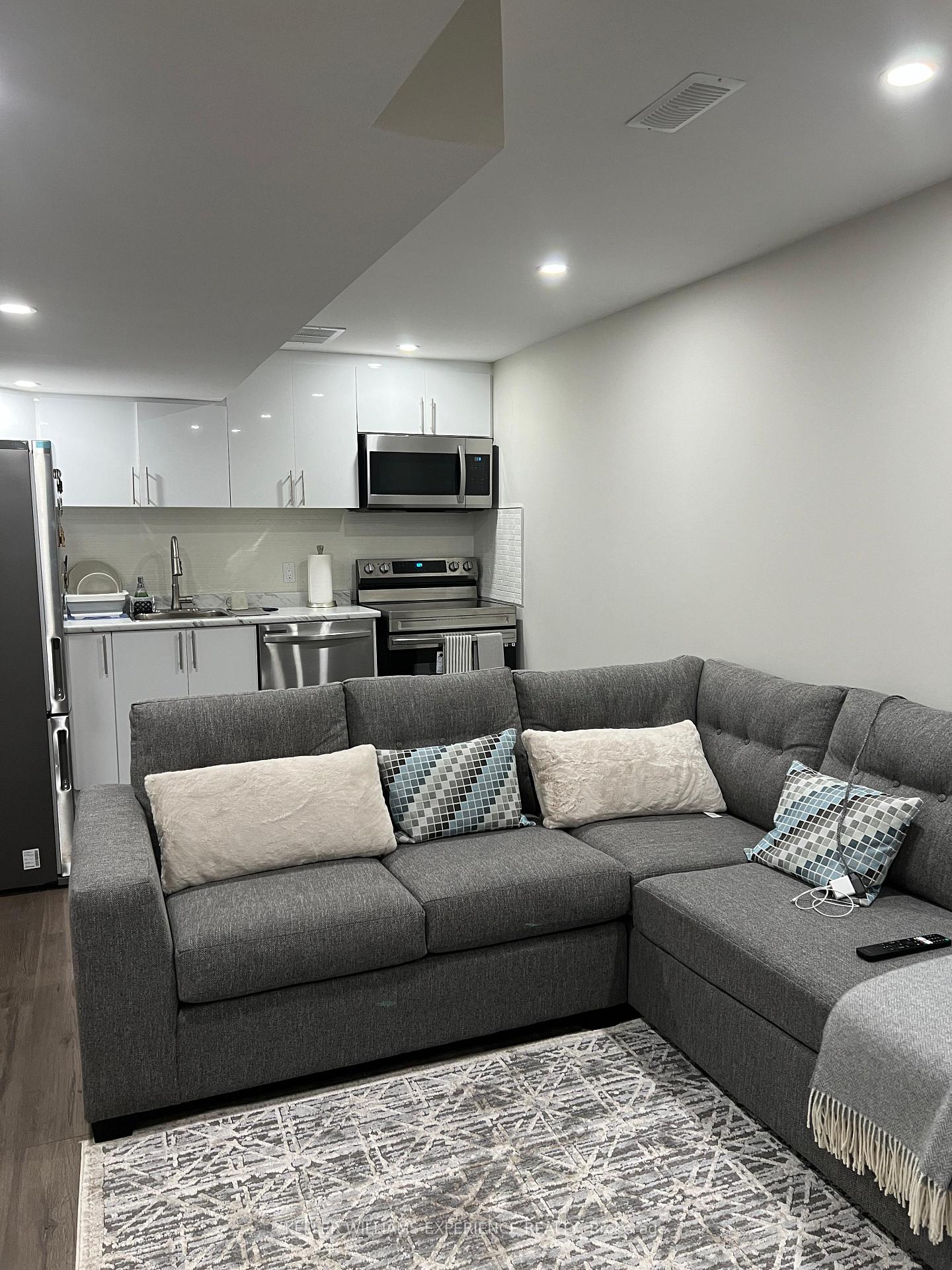 Photo 2 of 8 Grace Crescent, Barrie, Painswick South — HOMEH