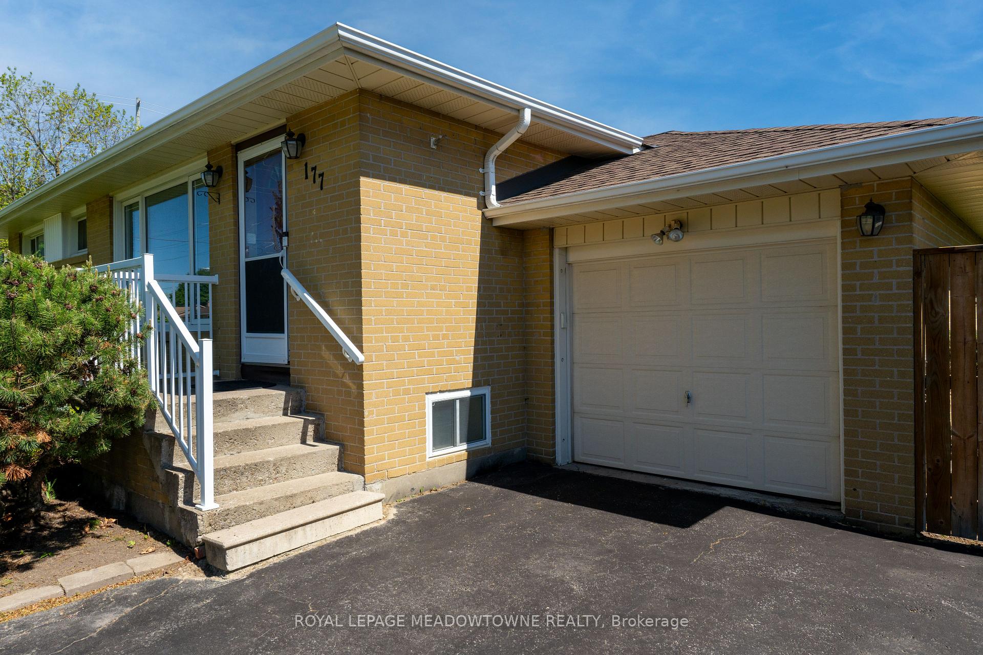 Photo 2 of 177 Delrex Boulevard, Halton Hills, Georgetown — HOMEH