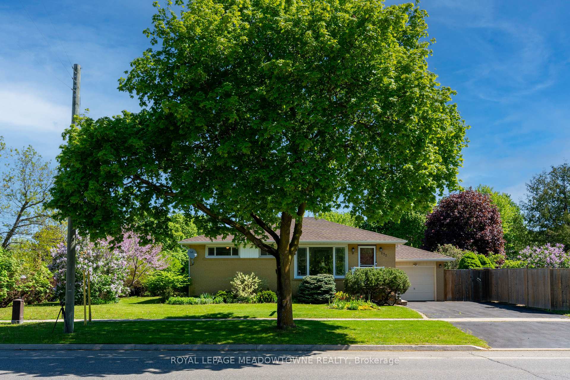 Photo 3 of 177 Delrex Boulevard, Halton Hills, Georgetown — HOMEH