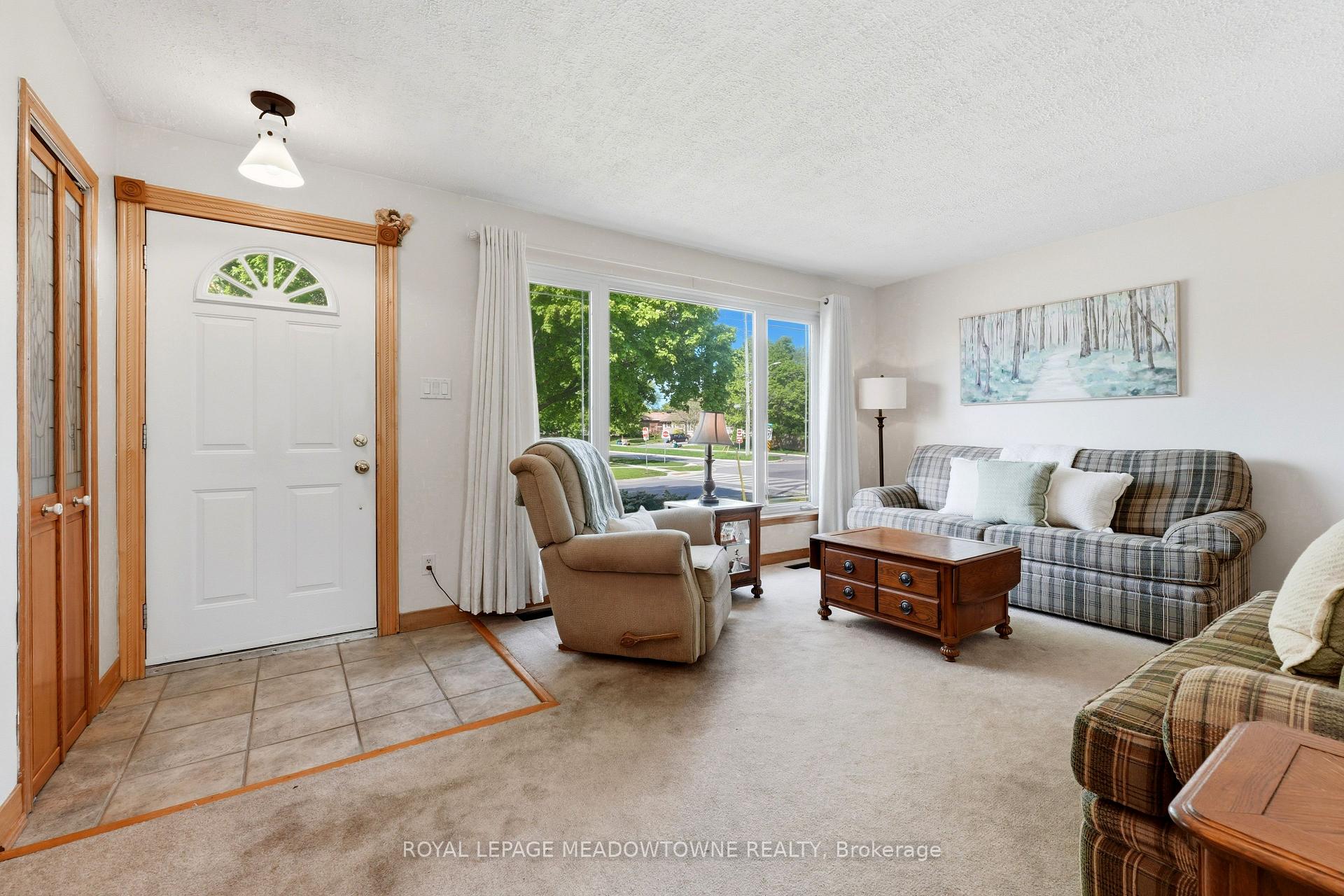 Photo 5 of 177 Delrex Boulevard, Halton Hills, Georgetown — HOMEH